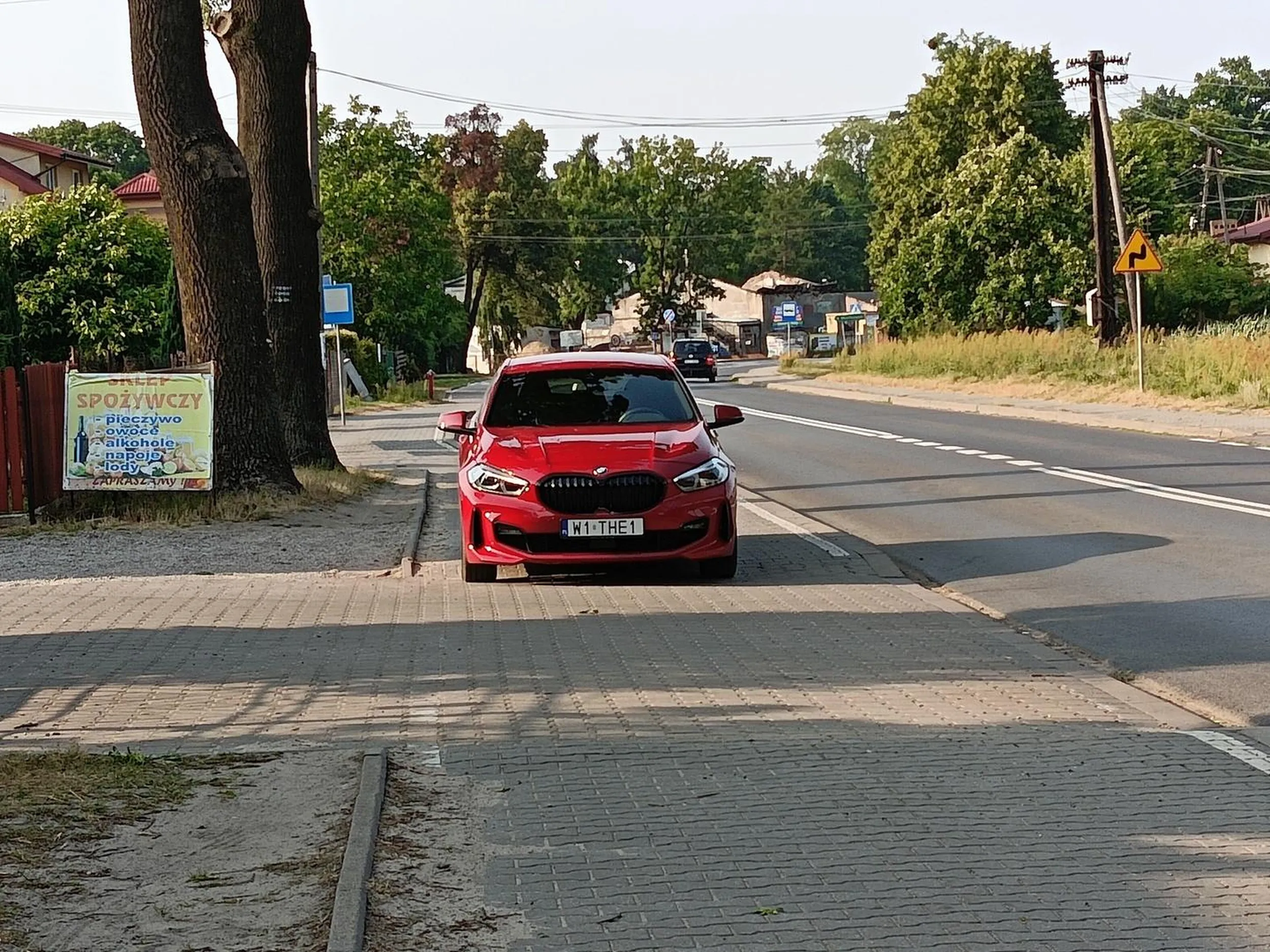Piękne parkowanie na ciągu pieszo rowerowym w Lucieniu. Pani ewidentnie nie wie jak poprawnie zaparkować, ale co się dziwić skoro jest to kierowca BMW.
