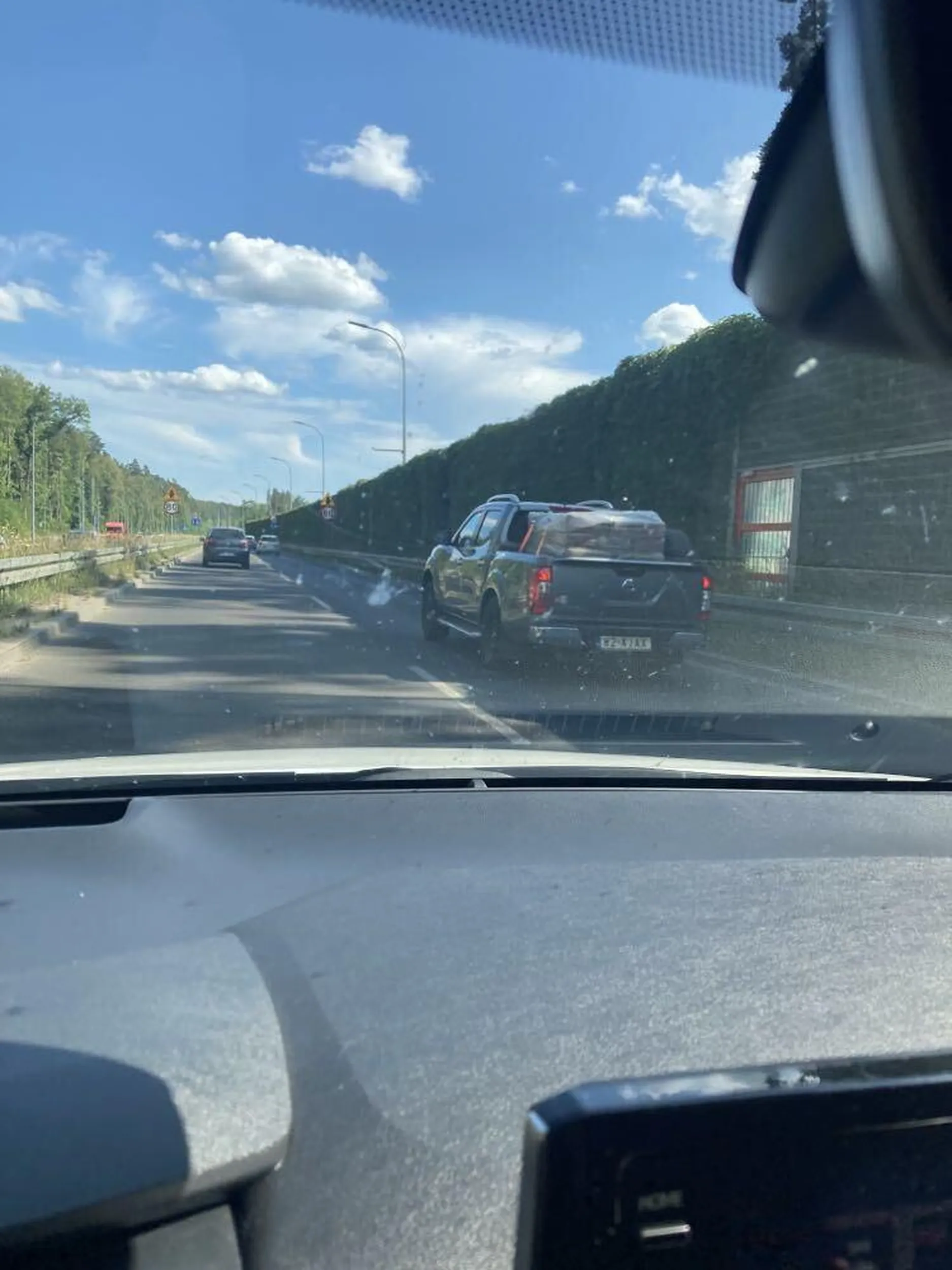 Transporty ekstremalne. Ledwo to ciągnął na tym NISSANIE. Całą paletę betonu tam wsadził. Można? ciekawe co na to jego mechanik? Zawieszenie do wymiany