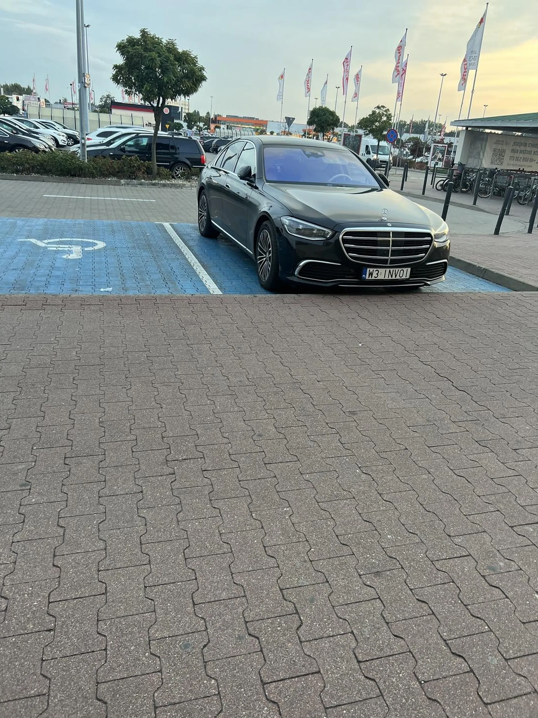 Zjeb który nie ma mózgu. Cwaniaczek który musi koniecznie parkować przed drzwiami. Na razie nie jesteś inwalidą ale może by ci się przydało jakieś kalectwo, wtedy legalnie będziesz mógł tak parkować.