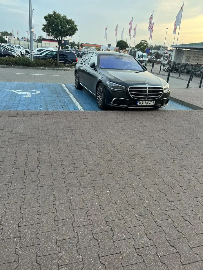 Zjeb który nie ma mózgu. Cwaniaczek który musi koniecznie parkować przed drzwiami. Na razie nie jesteś inwalidą ale może by ci się przydało jakieś kalectwo, wtedy legalnie będziesz mógł tak parkować.