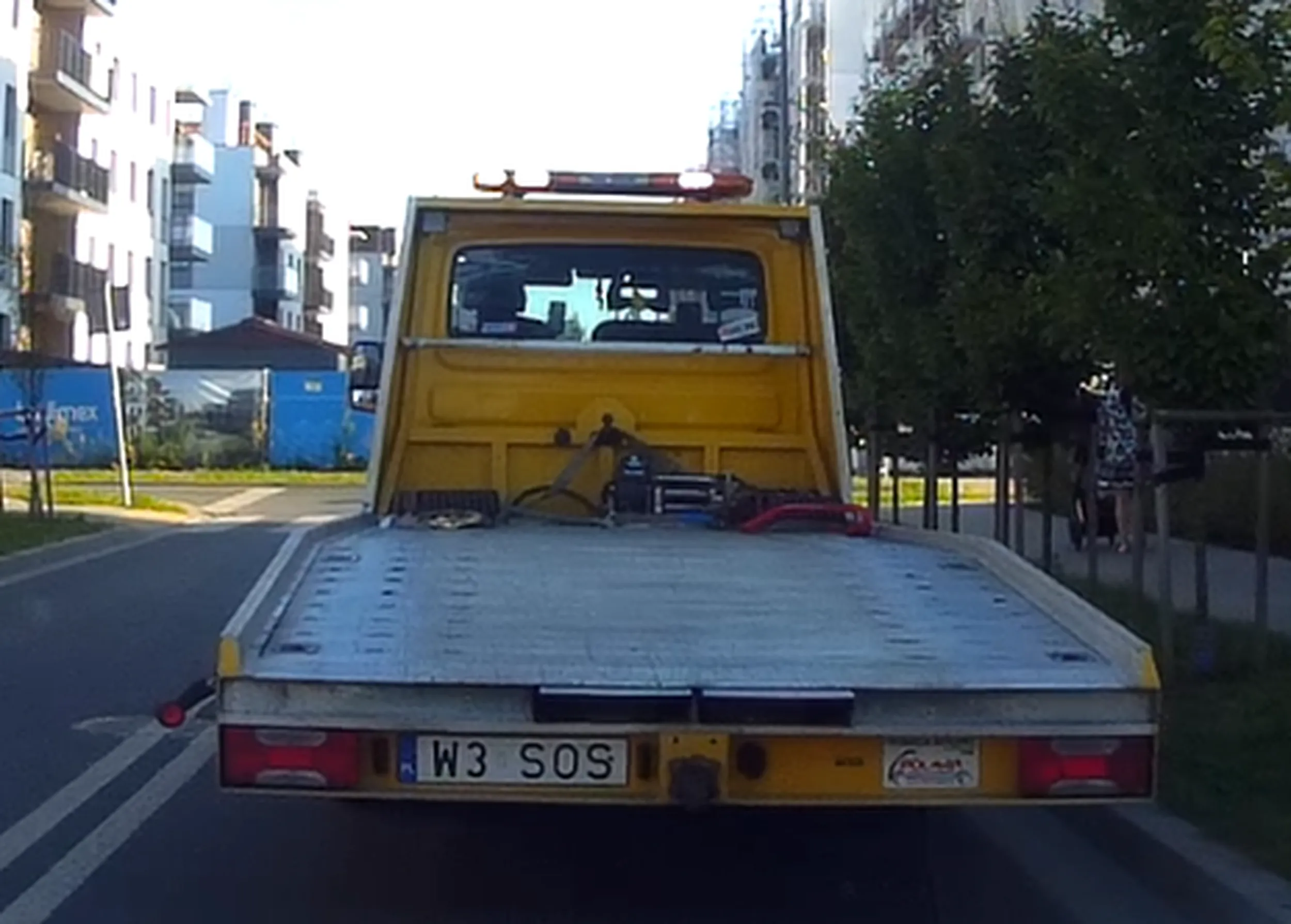 Dziadek jest bez wątpienia bardzo dobrym kierowcą. Staje na podwójnej ciągłej tuż przed przejściem dla pieszych stwarzając tym samym realne zagrożenie. Po zwróceniu uwagi coś tam zawarczał pod noskiem i włączył pomarańczowe światełka ostrzegawcze które dodały +10 pkt do zawodowości.