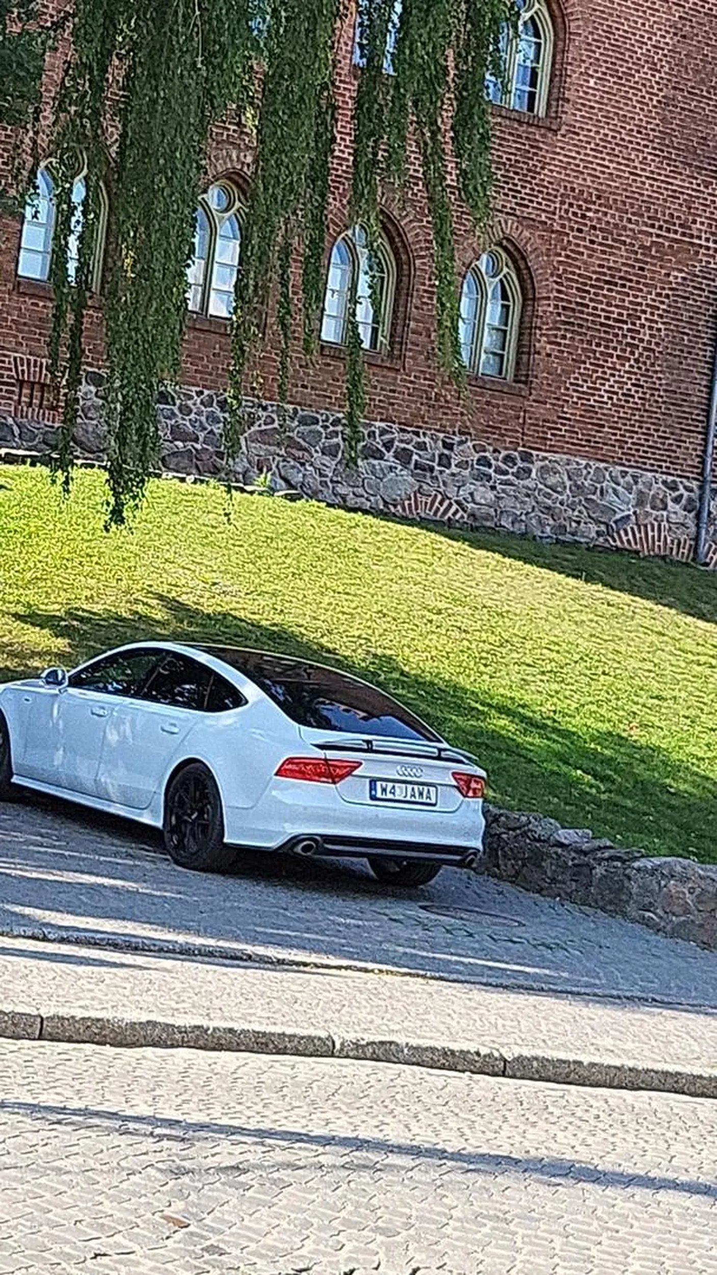 Ładna pani za kierownicą