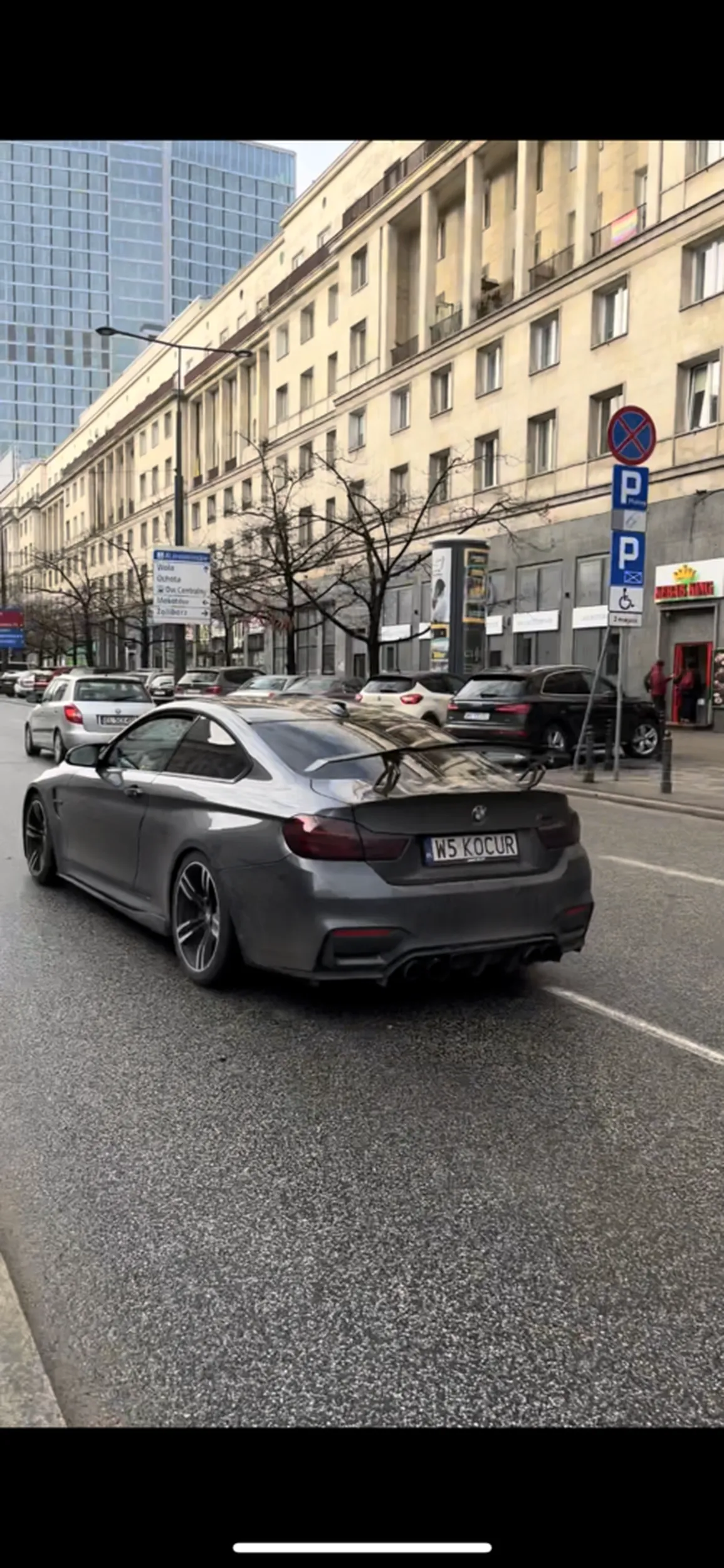 SUPER KOLEŚ ja z kolega jestesmy carspotterami i jak zobaczyl ze angrywamy to specjalnie przygazowal i wydal ze swojego kocura piekny ryk ?‍?