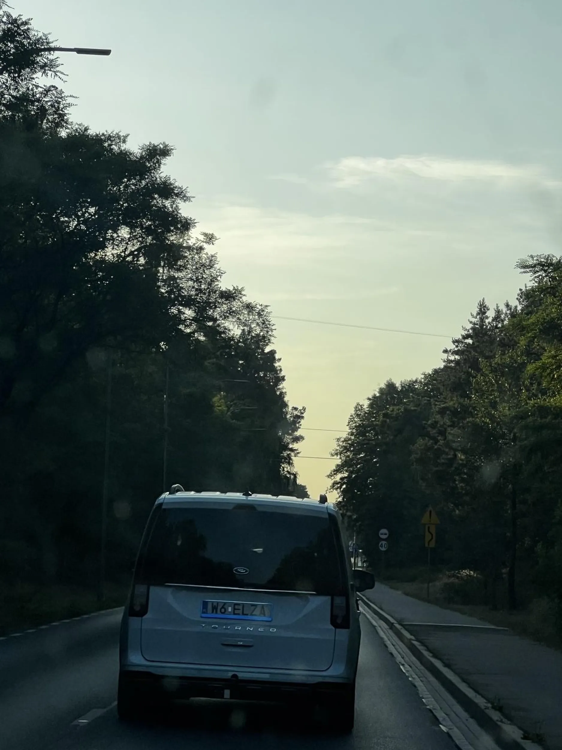 wymusza pierwszeństwo, wyprzedza na 3…