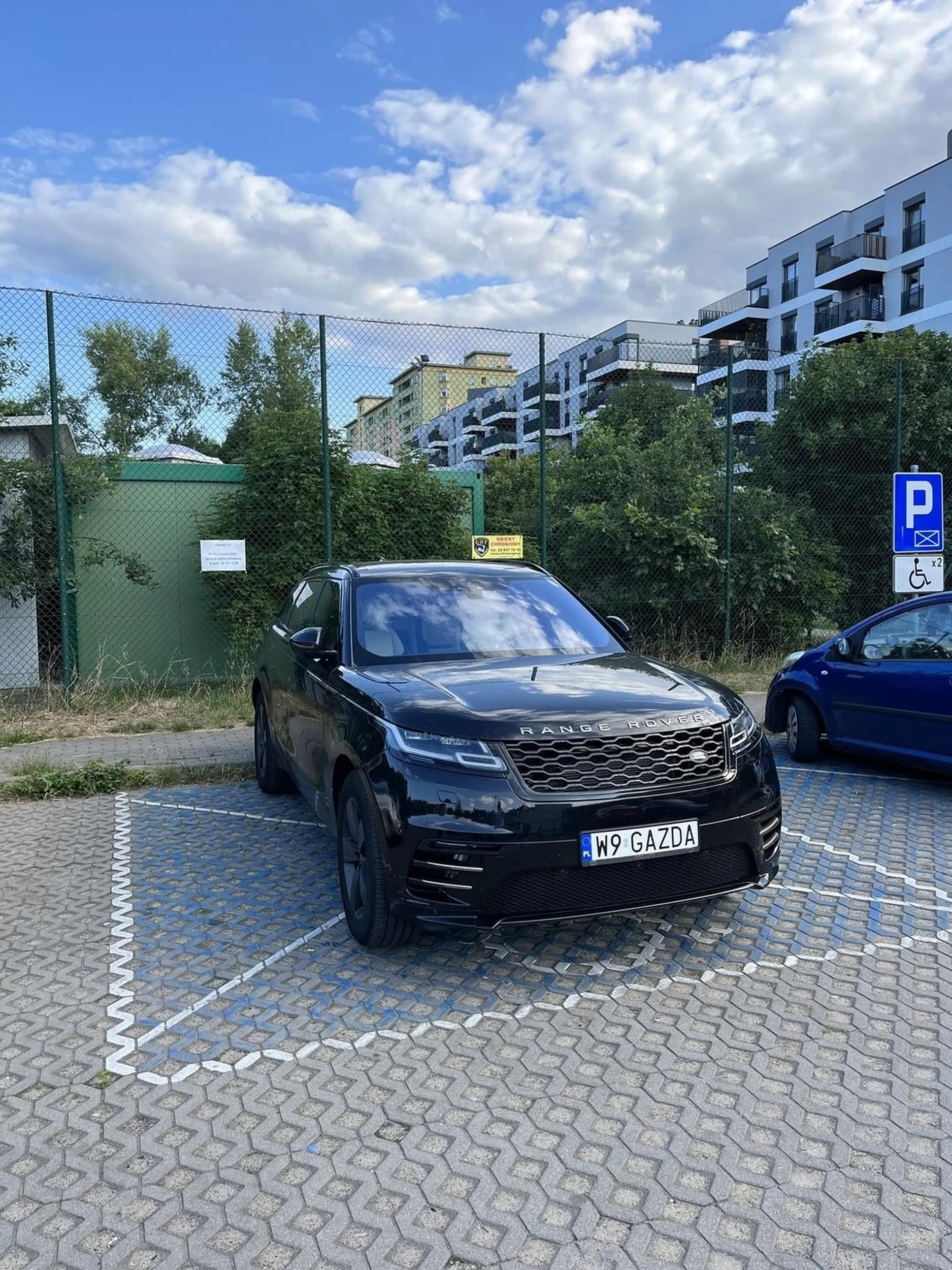 Cwaniak parkuje dla miejscu dla niepełnosprawnych a za szyba jaka ukraińska książeczka która w Polsce nie ma żadnego znaczenia