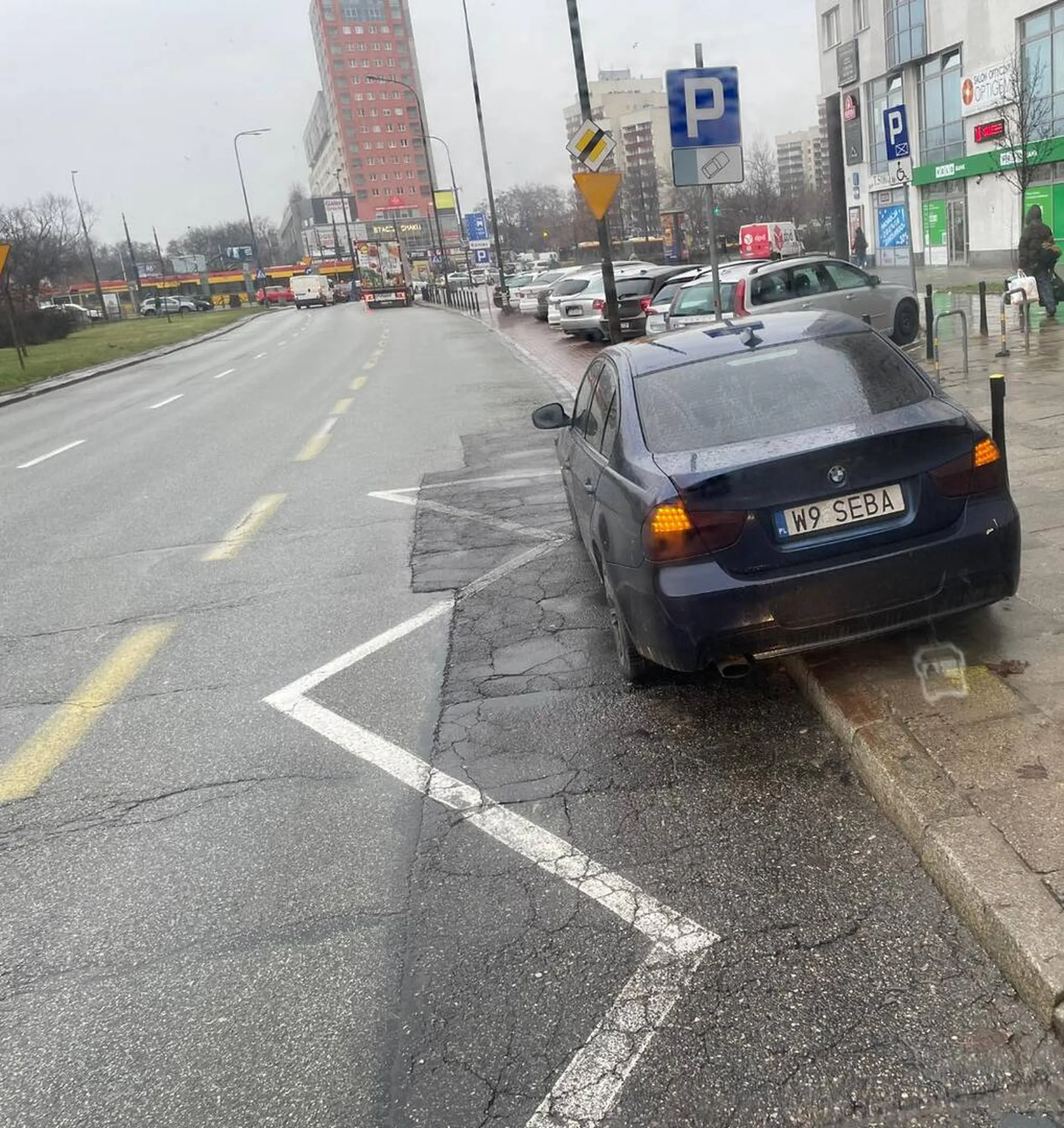 kierowca parkuje na przystawnku