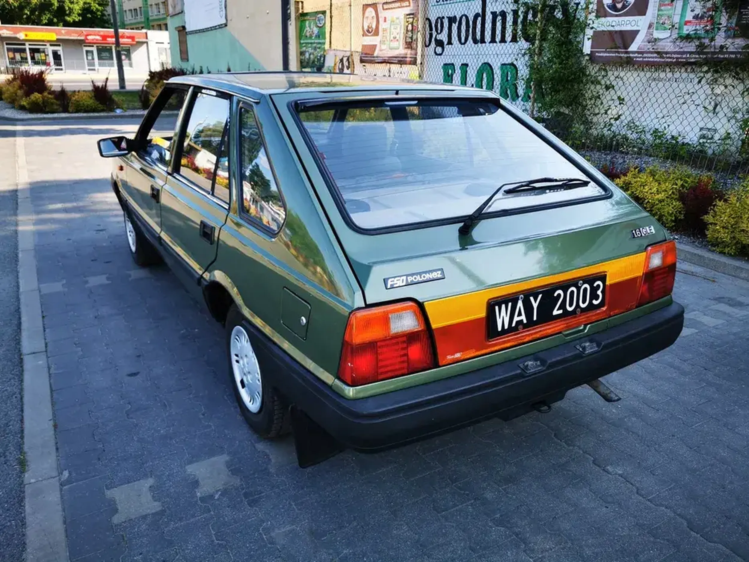 kierowca nagrywa tiktoki podczas jazdy