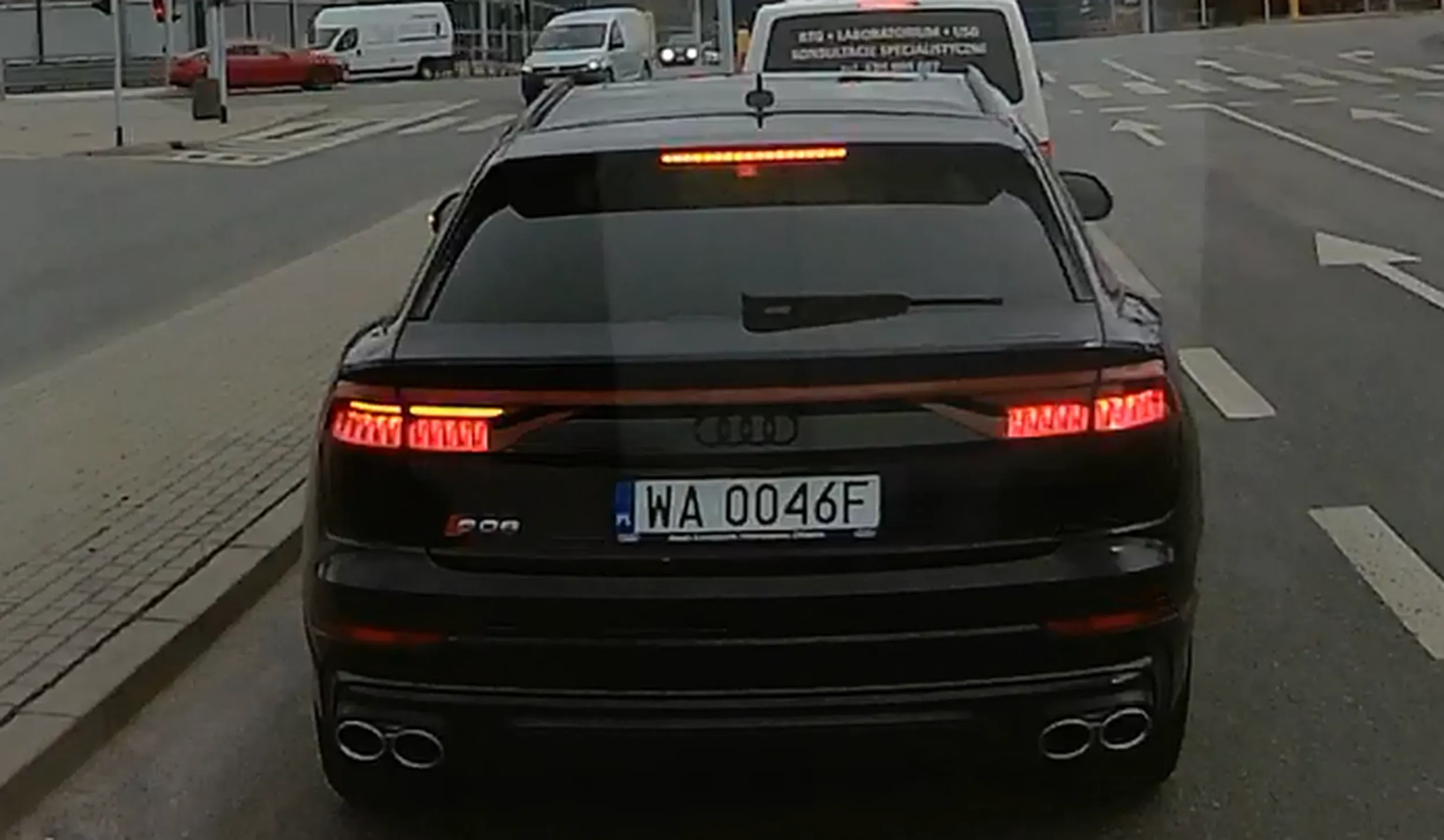 KIEROWCA AUDI SQ8 GRZEBIE W TELEFONIE I OPOZNIA  RUCH , ROZMYSLA SIE PRZECINA LINIE CIĄGŁĄ .PO ZWROCENIU UWAGI PYSKUJE I STRASZY ZE WYJDZIE I SPUŚCI WPIERDOL , CWANIACZEK JUZ WIE ZE WSZYSTKO JEST NAGRANE I NIEDLUGO POLICJA Z RUCHU DROGOWEGO ZAPYTA O JEGO MANEWRY .