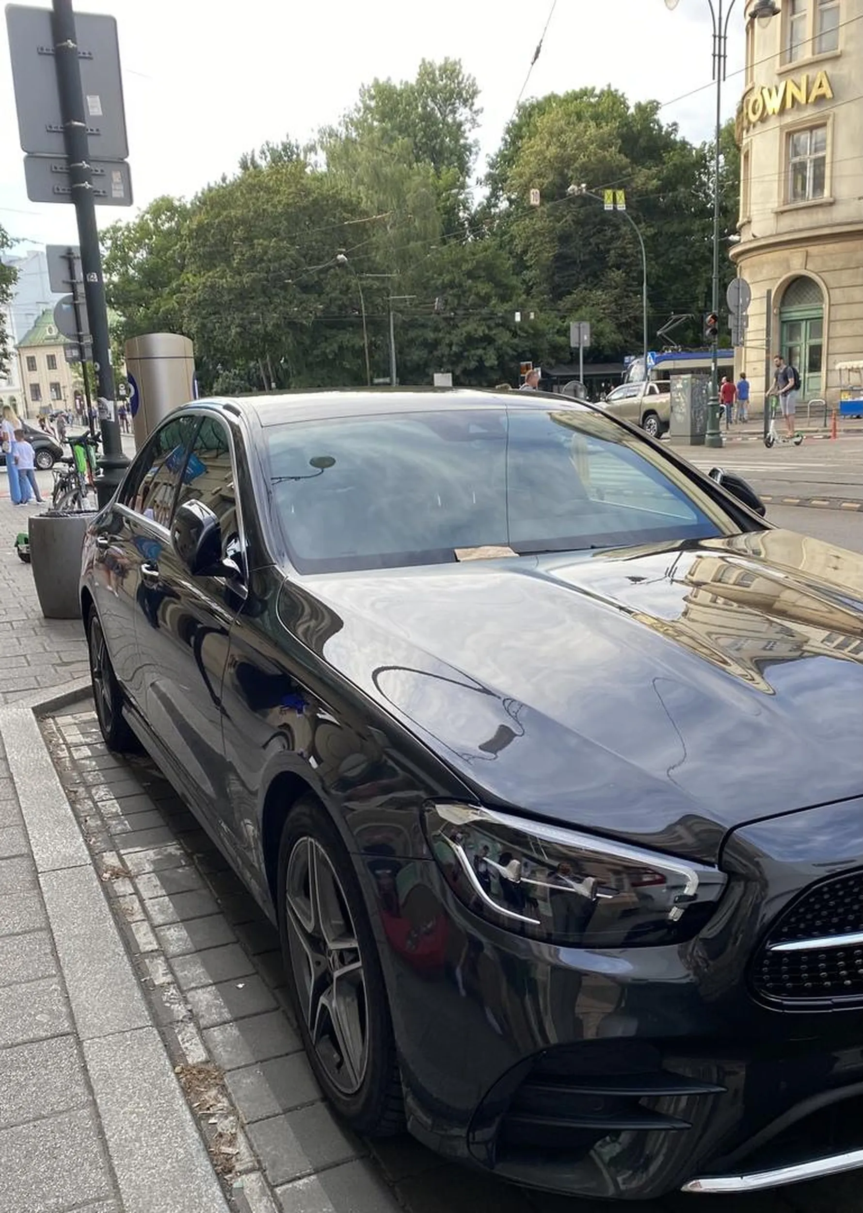 Buc zajmuje miejsca dla dostawców i blokuje je godzinami.