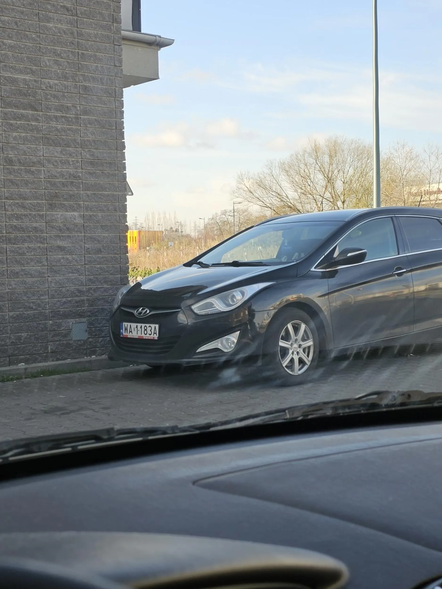 Pomimo wolnych wyznaczonych miejsc parkingowych, staje Panienka na wjeździe...