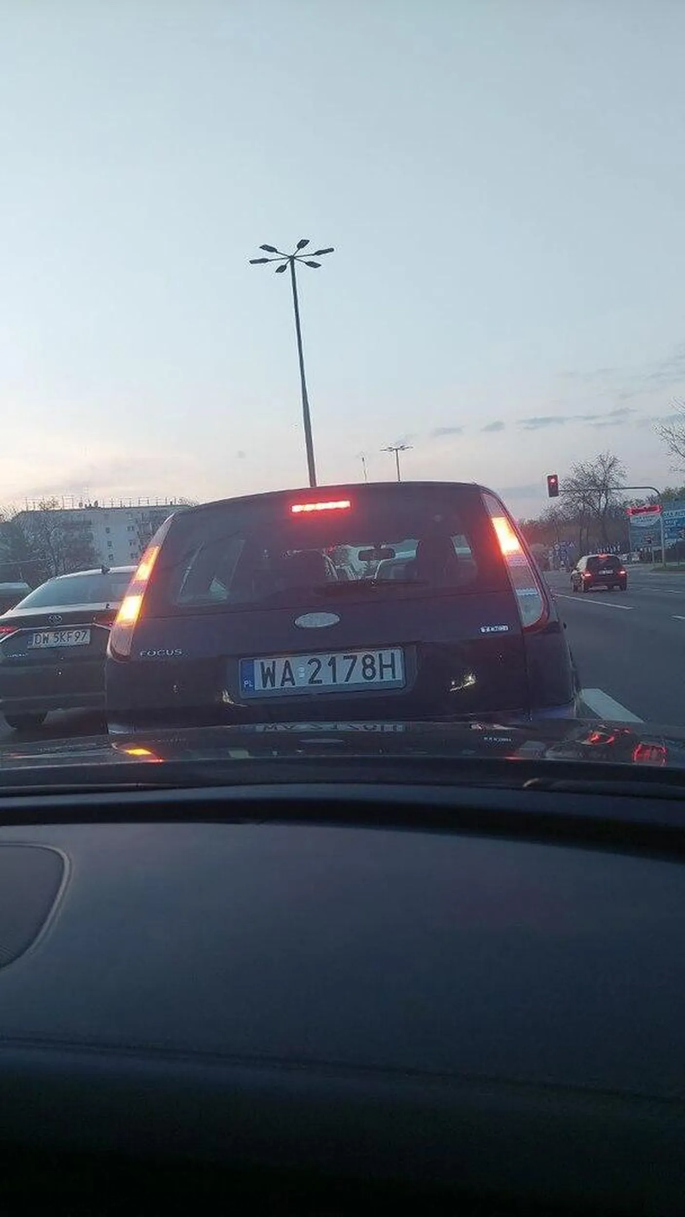 Koleś zajechał drogę wyjazdu, wysiadł i kazał usunąć zdjęcie bo sobie tego nie życzy. Niżej zdjęcie o które chodziło.