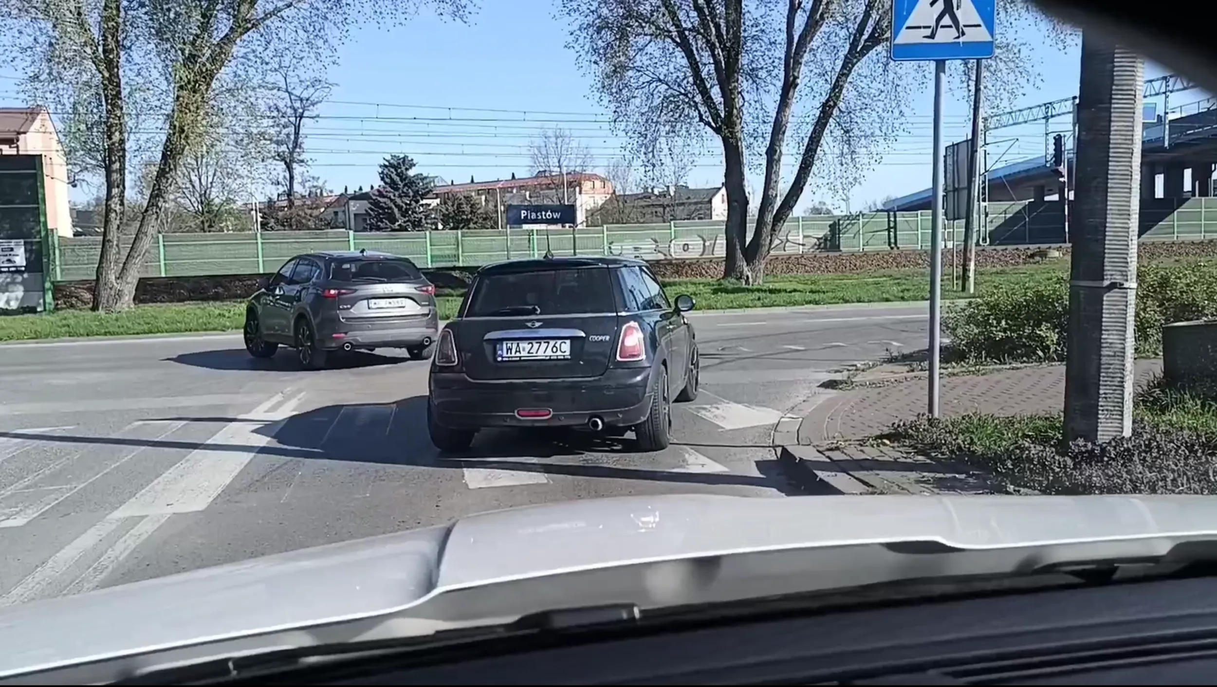 Kierująca gratem MiniCooper WA2776C w dniu 21-04-2023 w Piastowie popełniła wykroczenia wg. mnie na łączną sumę 10pkt karnych, 2500zł: 1.wyprzedzanie na podwójnej linii ciągłej, 2.wyprzedzanie na skrzyżowaniu, 3.wyprzedzanie przed przejściem dla pieszych, 4.przekroczenie prędkości 50km/h przed skrzyżowaniem, 5. przekroczenie prędkości 40km/h za skrzyżowaniem. Kierująca -zamiast mandatu i punktów karnych- została przez Policję w Piastowie ukarana skandalicznym POUCZENIEM, a komendant w Piastowie utrzymał tę karę po moim odwołaniu.