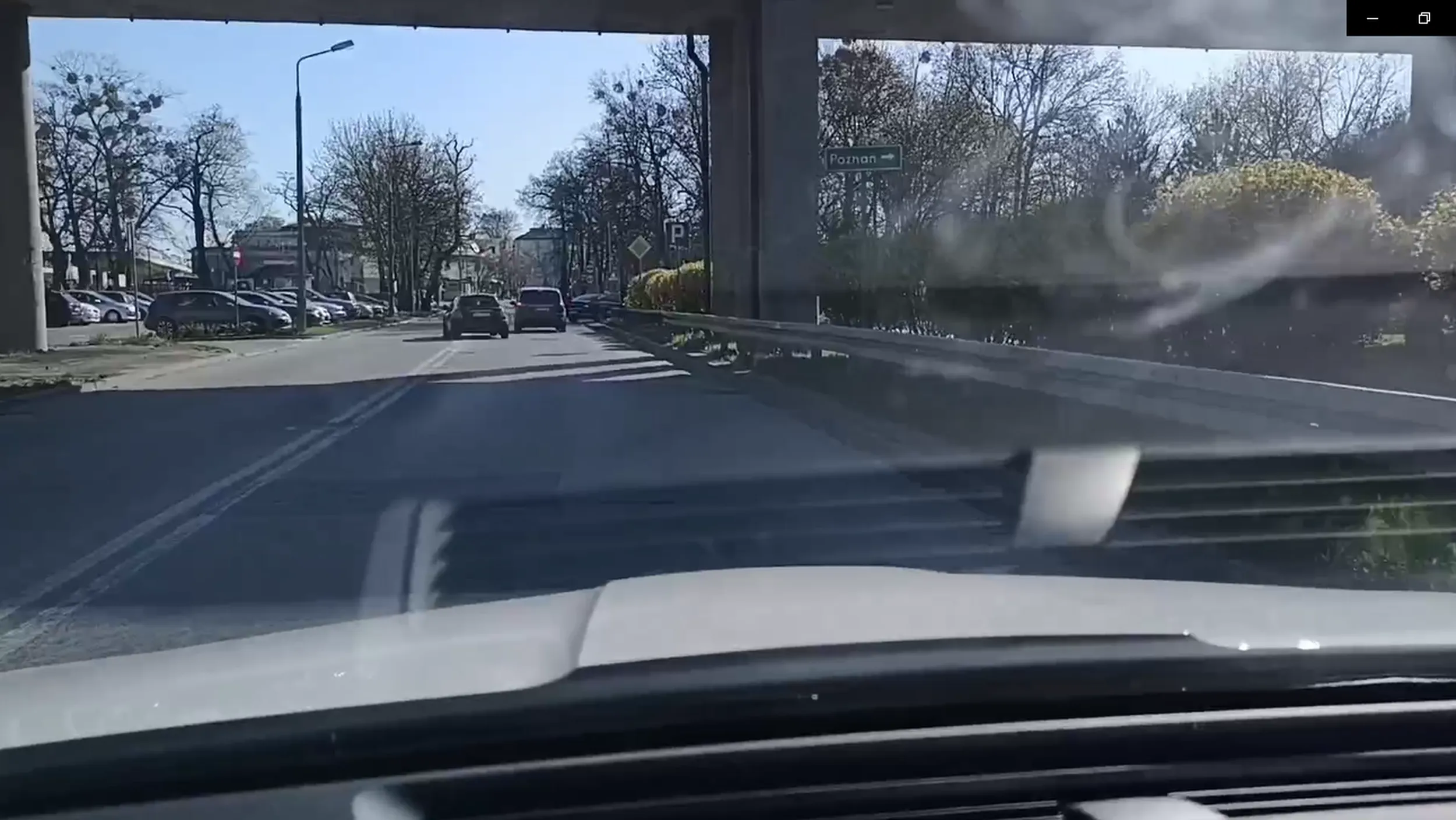 Kierująca gratem MiniCooper WA2776C w dniu 21-04-2023 w Piastowie popełniła wykroczenia wg. mnie na łączną sumę 10pkt karnych, 2500zł: 1.wyprzedzanie na podwójnej linii ciągłej, 2.wyprzedzanie na skrzyżowaniu, 3.wyprzedzanie przed przejściem dla pieszych, 4.przekroczenie prędkości 50km/h przed skrzyżowaniem, 5. przekroczenie prędkości 40km/h za skrzyżowaniem. Kierująca -zamiast mandatu i punktów karnych- została przez Policję w Piastowie ukarana skandalicznym POUCZENIEM, a komendant w Piastowie utrzymał tę karę po moim odwołaniu.