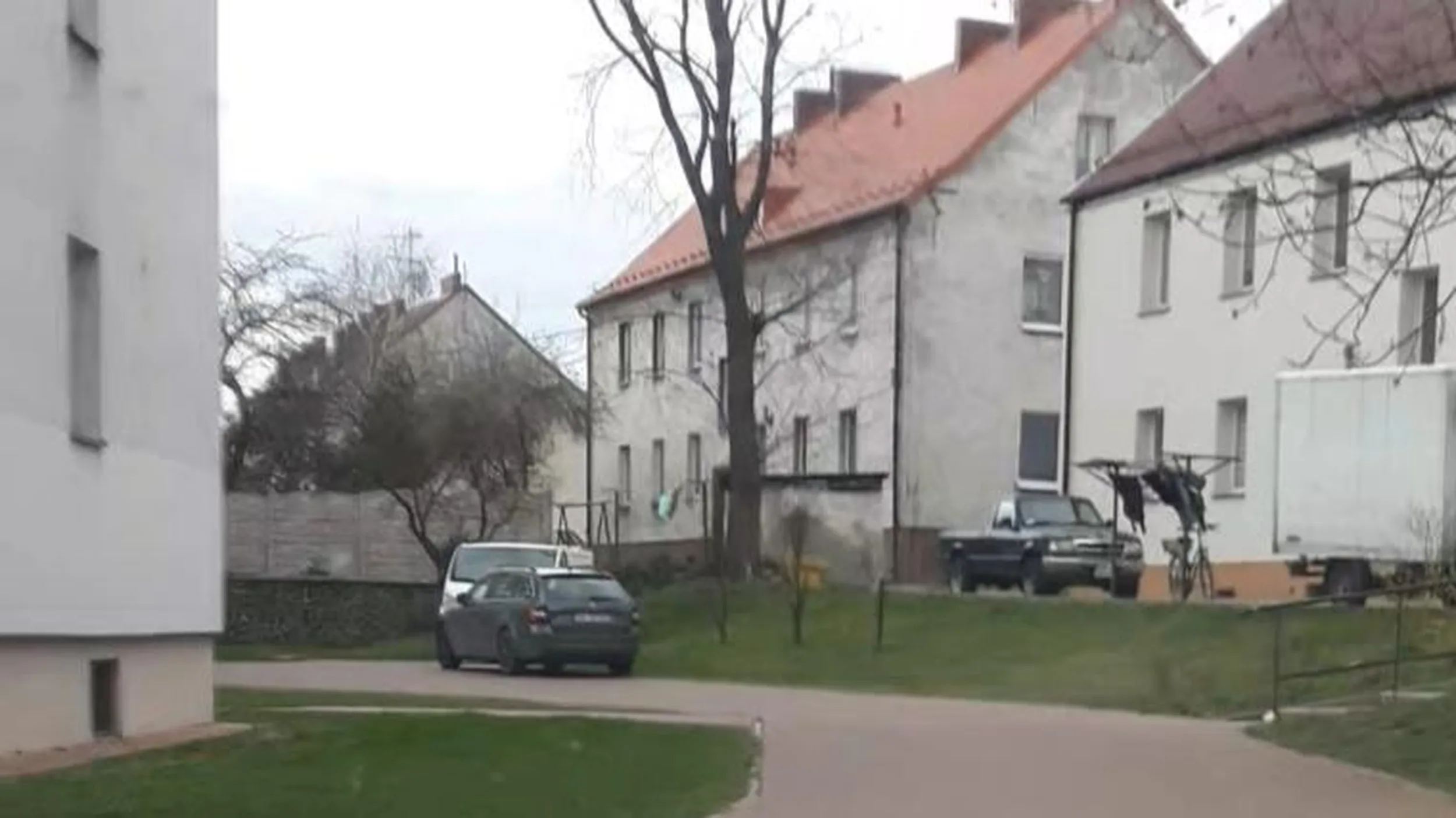 Droga pożarowa, parkowanie na zakazie postoju, parkowanie na skrzyżowaniu, ignorowanie zakazu wjazdu.