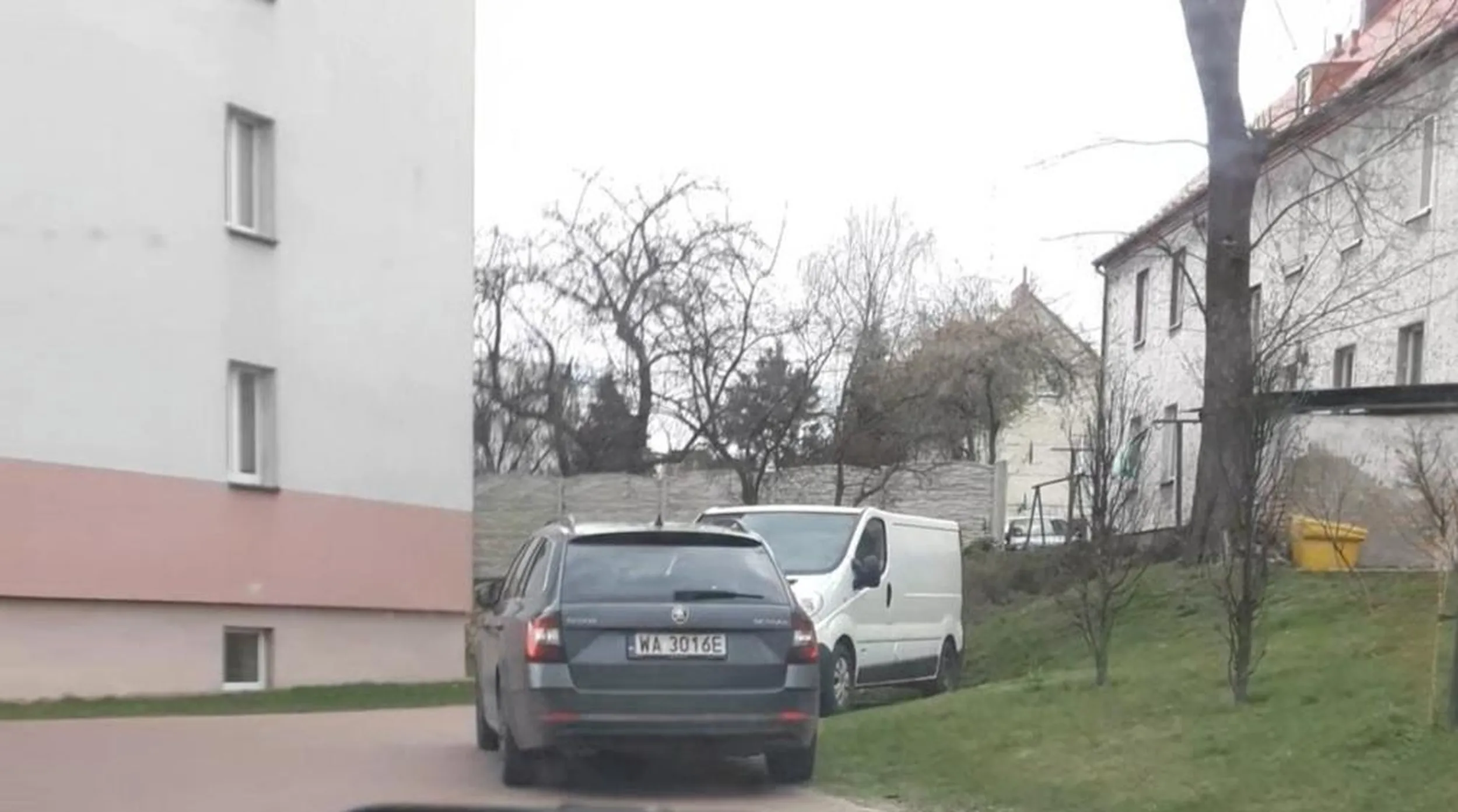 Droga pożarowa, parkowanie na zakazie postoju, parkowanie na skrzyżowaniu, ignorowanie zakazu wjazdu.