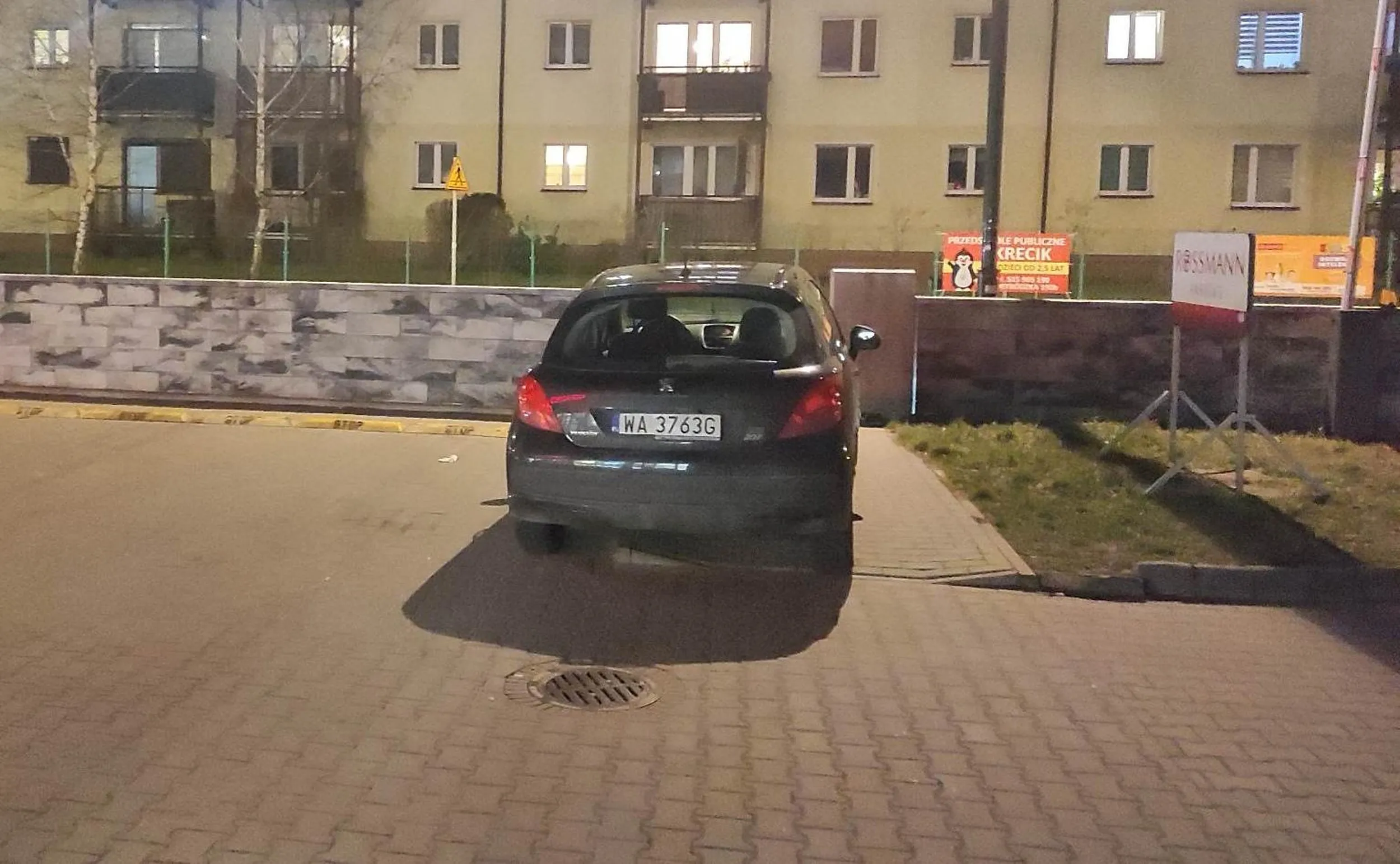 Parking byl pusty, ale i tak trzeba zablokowac chodnik