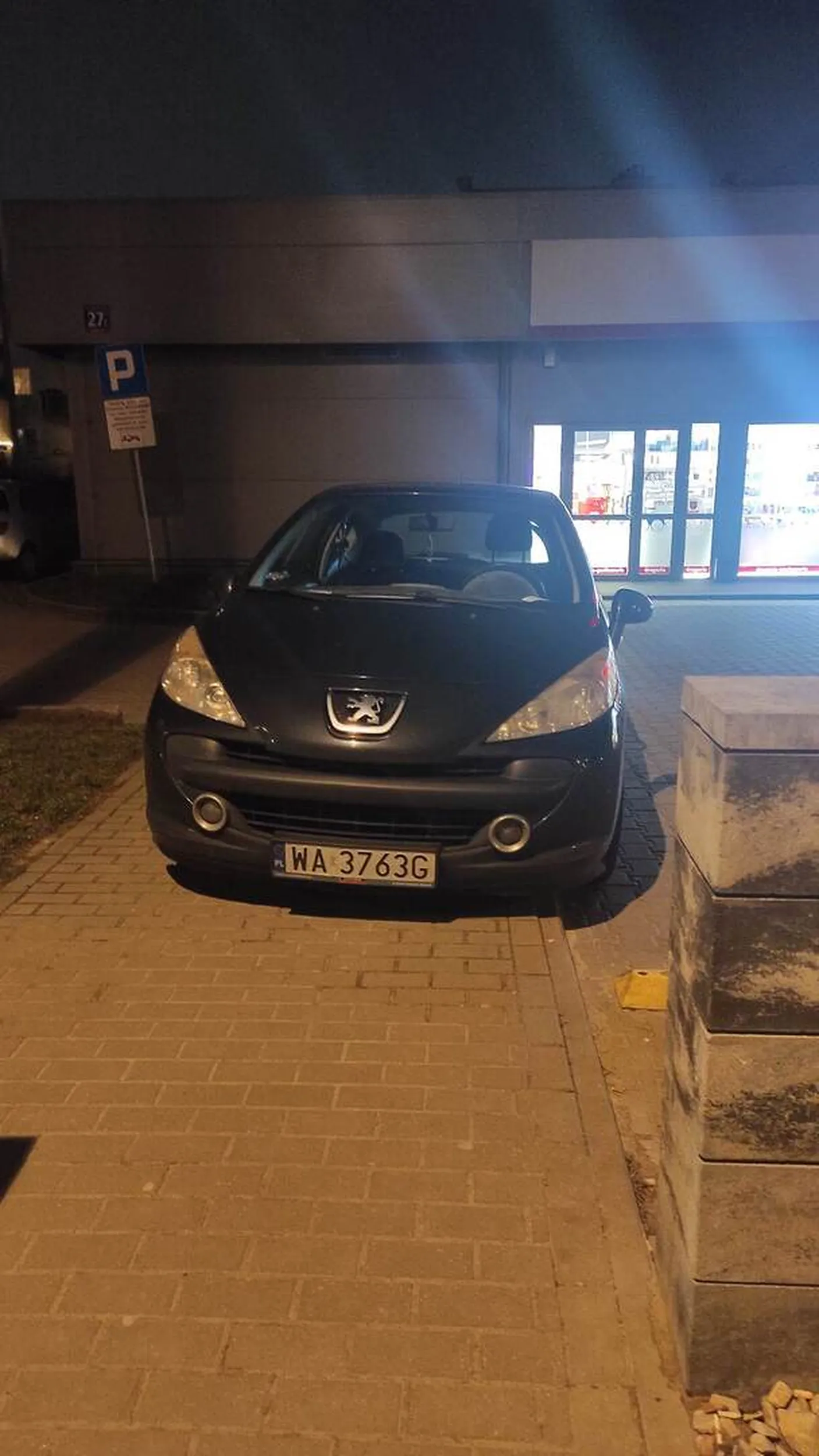 Parking byl pusty, ale i tak trzeba zablokowac chodnik
