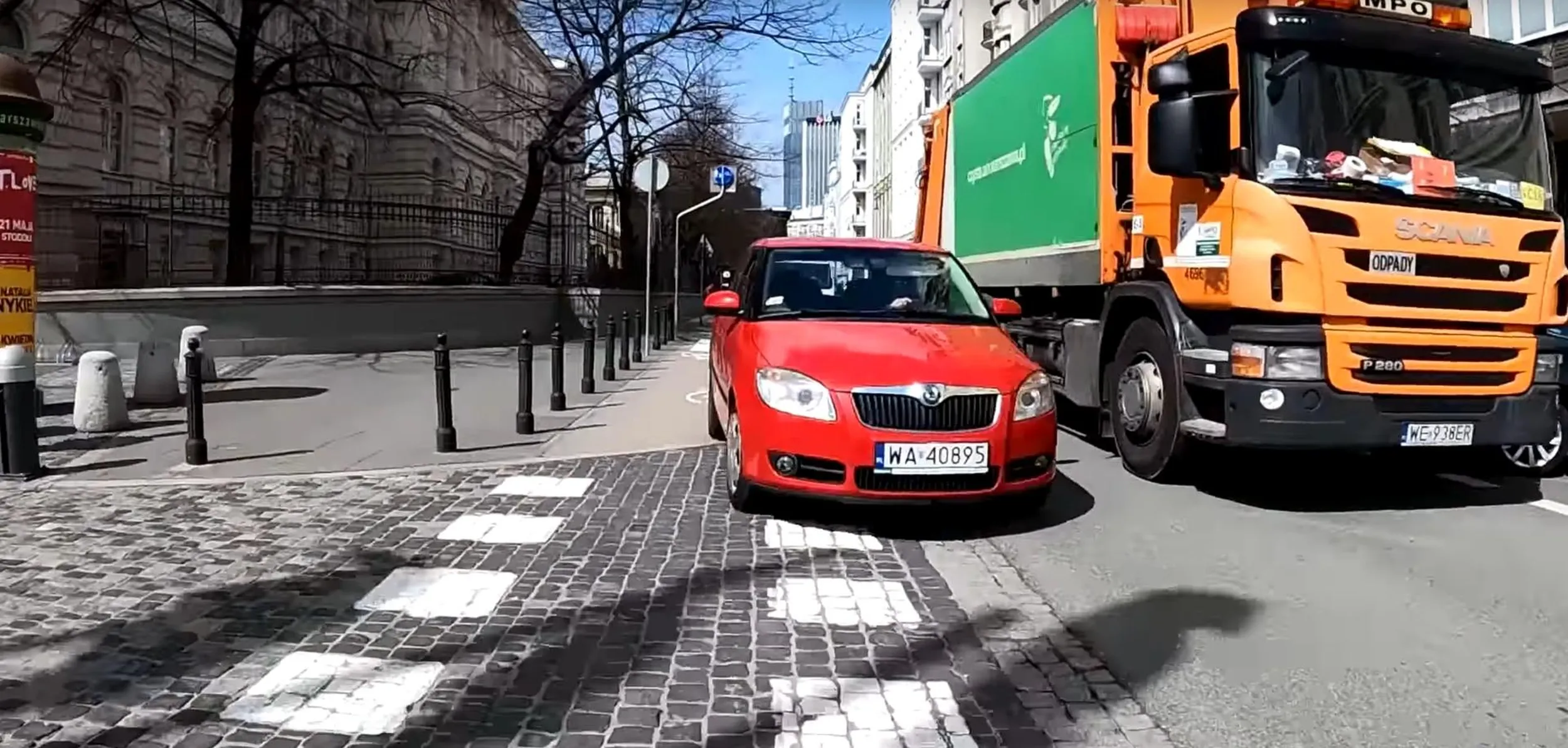 Jeździ samochodem po drodze dla rowerów