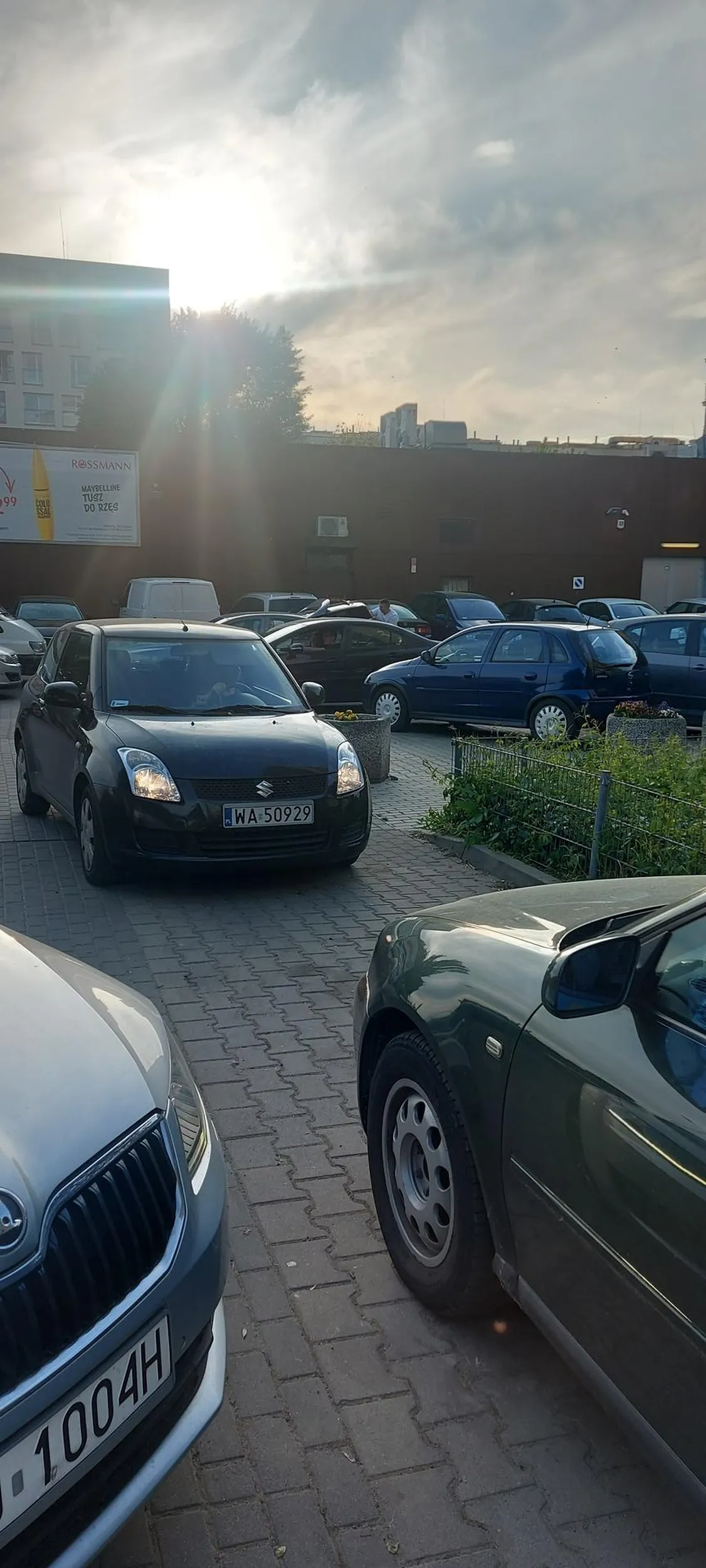 Pani uważa że może parkiwac na środku Skoro ona tylko na chwilę stanęła,niech sobie ludzie radzą bo Pańcia musi szybko wskoczyć do sklepu.