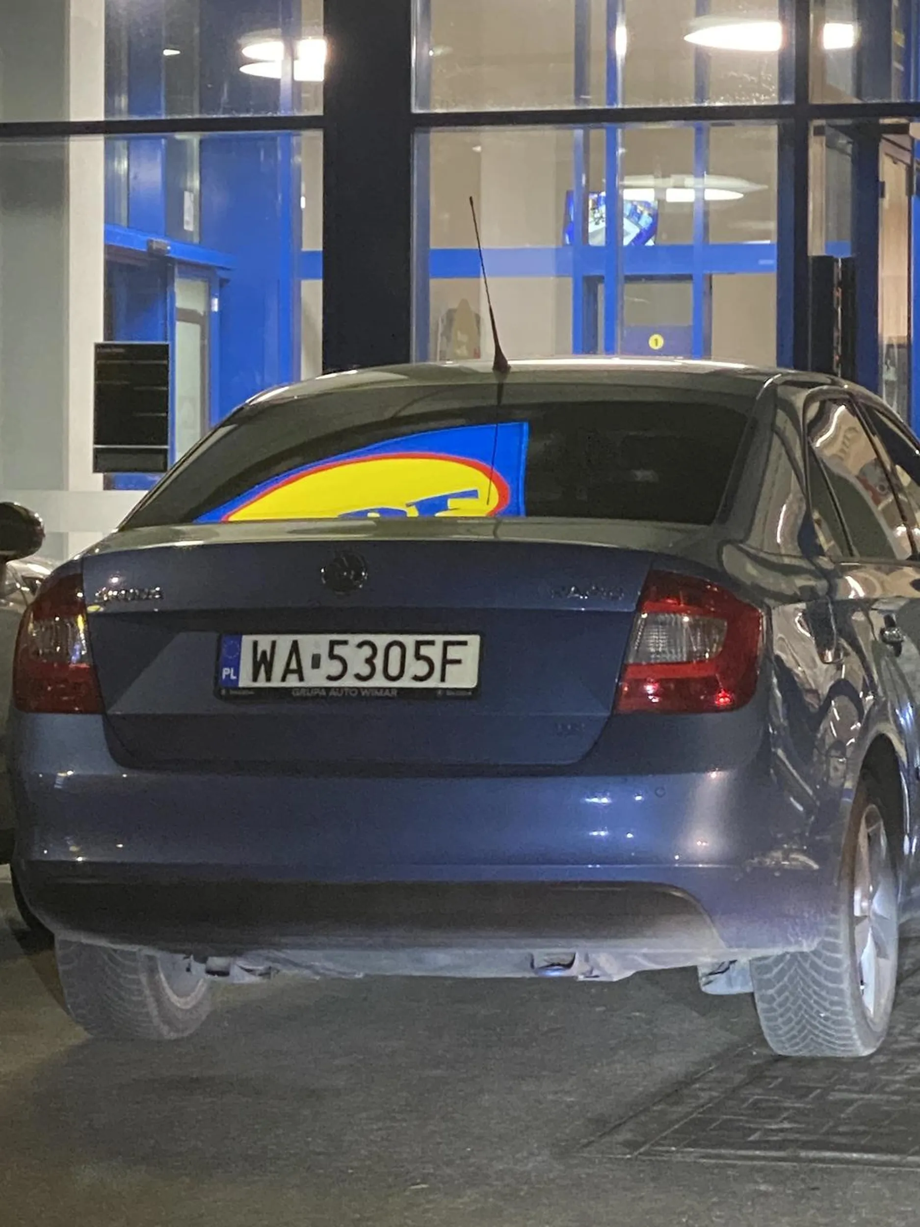 Wymuszanie pierwszeństwa, nie używa kierunkowskazów, przekracza prędkość w terenie zabudowanym. Wieś tańczy i śpiewa.