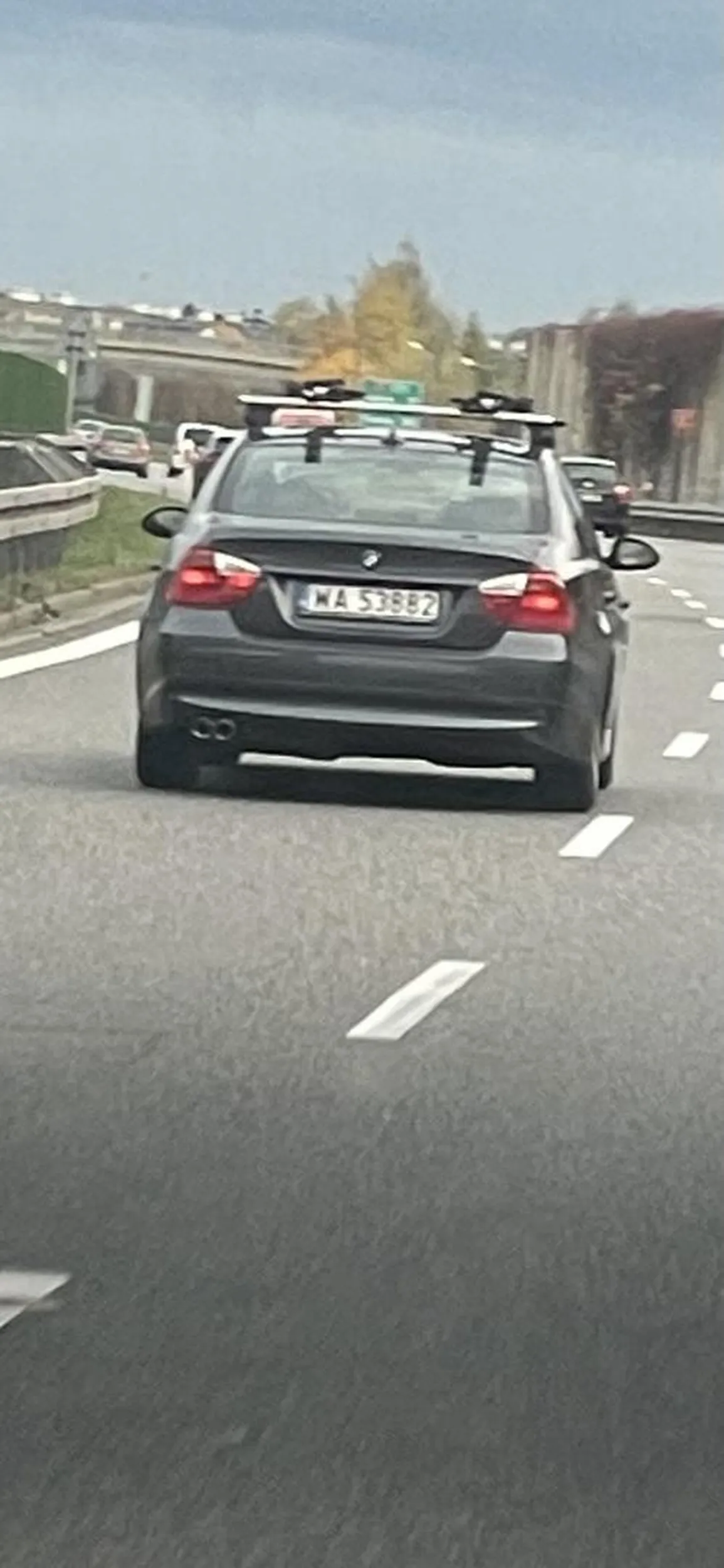 Chłop dorwał złoma BMW i z lewego pasa się odkleić nie może, każdego spycha i na zderzaku siedzi