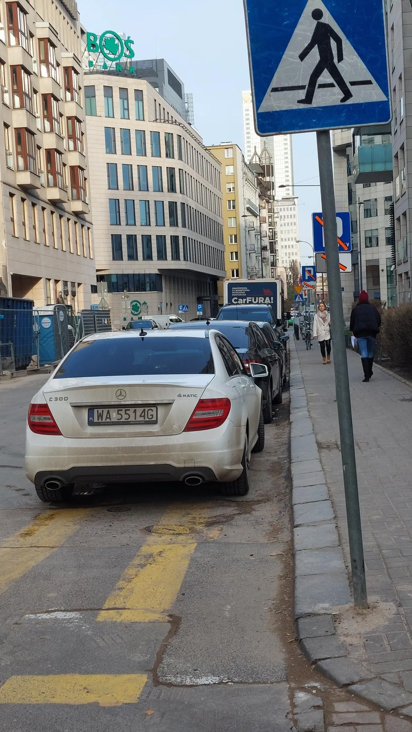 Kierowca parkuje pojazd NA PRZEJSCIU DLA PIESZYCH