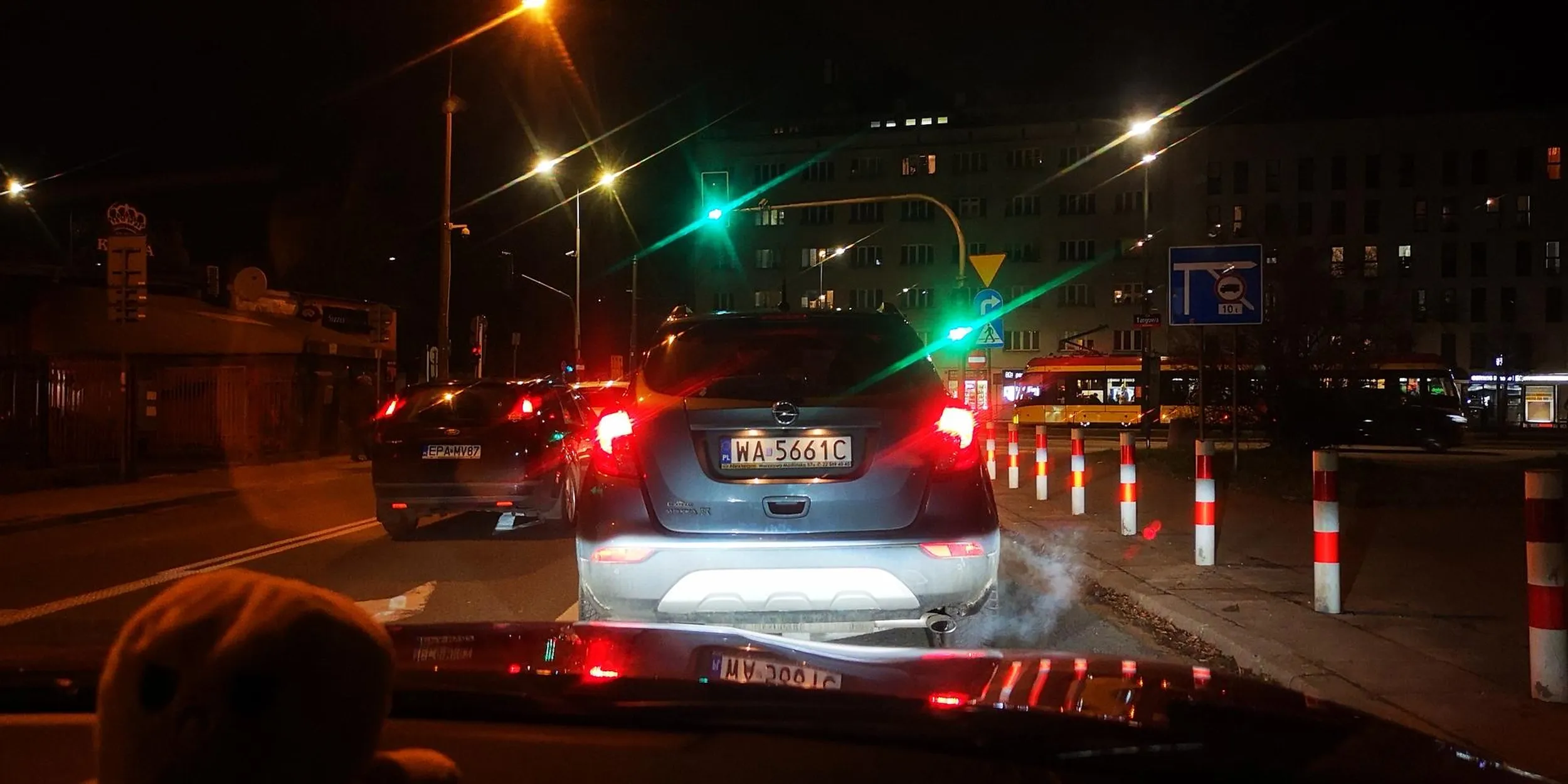 Babka patusiara na srosju skrzyżowania zmieniq pas zajeżdżając drohe, drze się w samochodzie w swojej śmiesznej czapeczce, pewnie toxic woman