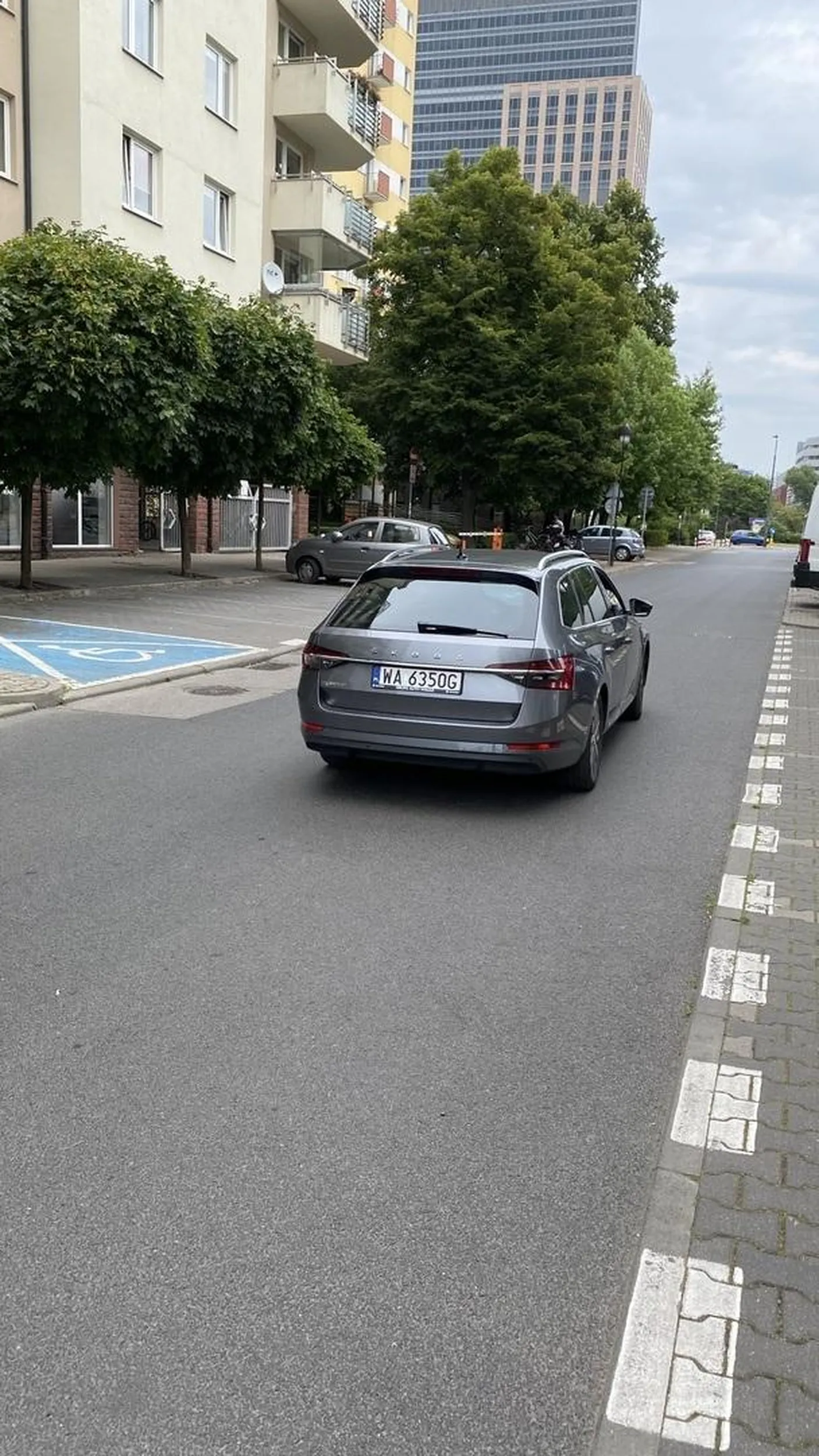 Kierowca tego pojazdu twierdzi że parkując na miejscu parkingowym(które de facto nie jest miejscem parkingowym) po prawej stronie drogi nie musi włączać kierunkowskazu w prawo. Po zwróceniu jemu uwagi, groził uderzeniem mnie w głowę. Po zasugerowaniu jemu wezwania policji do gróźb karalnych, szybko odjechał bojąc się konsekwencji swojego czynu.