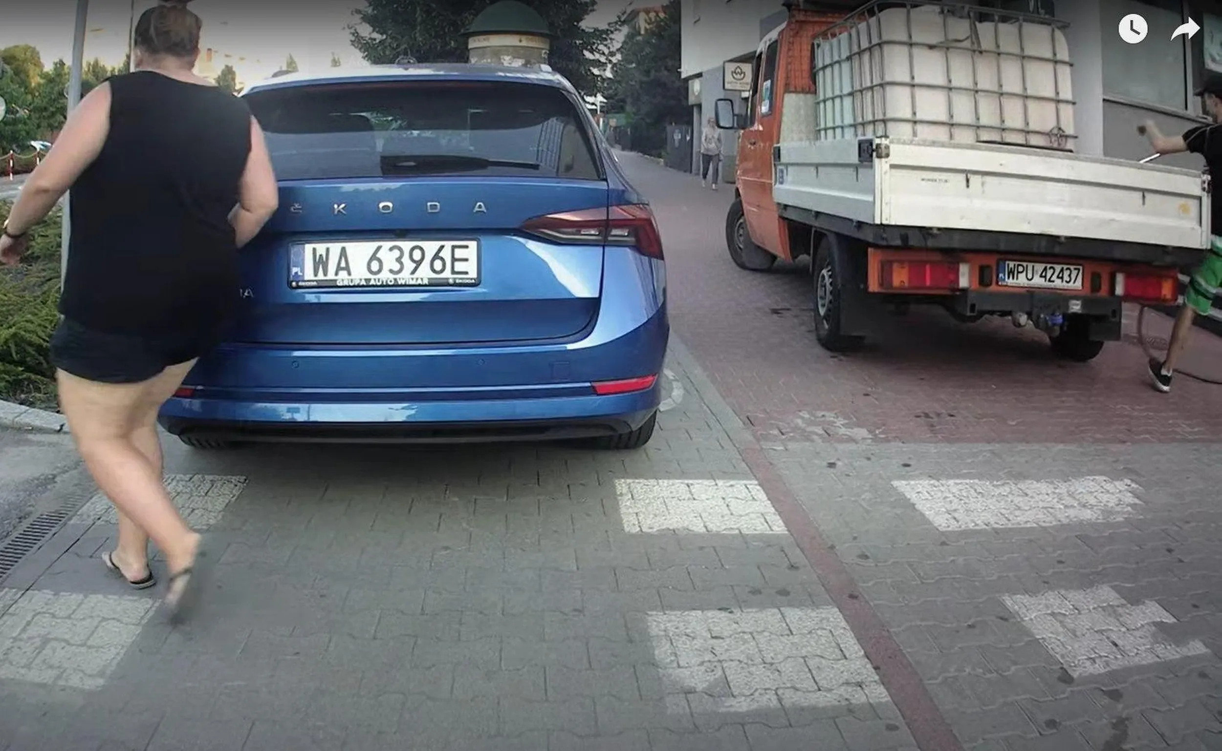 Użytkowniczka z wyraźną otyłością i nieznajomością przepisów blokuje drogę dla rowerów.