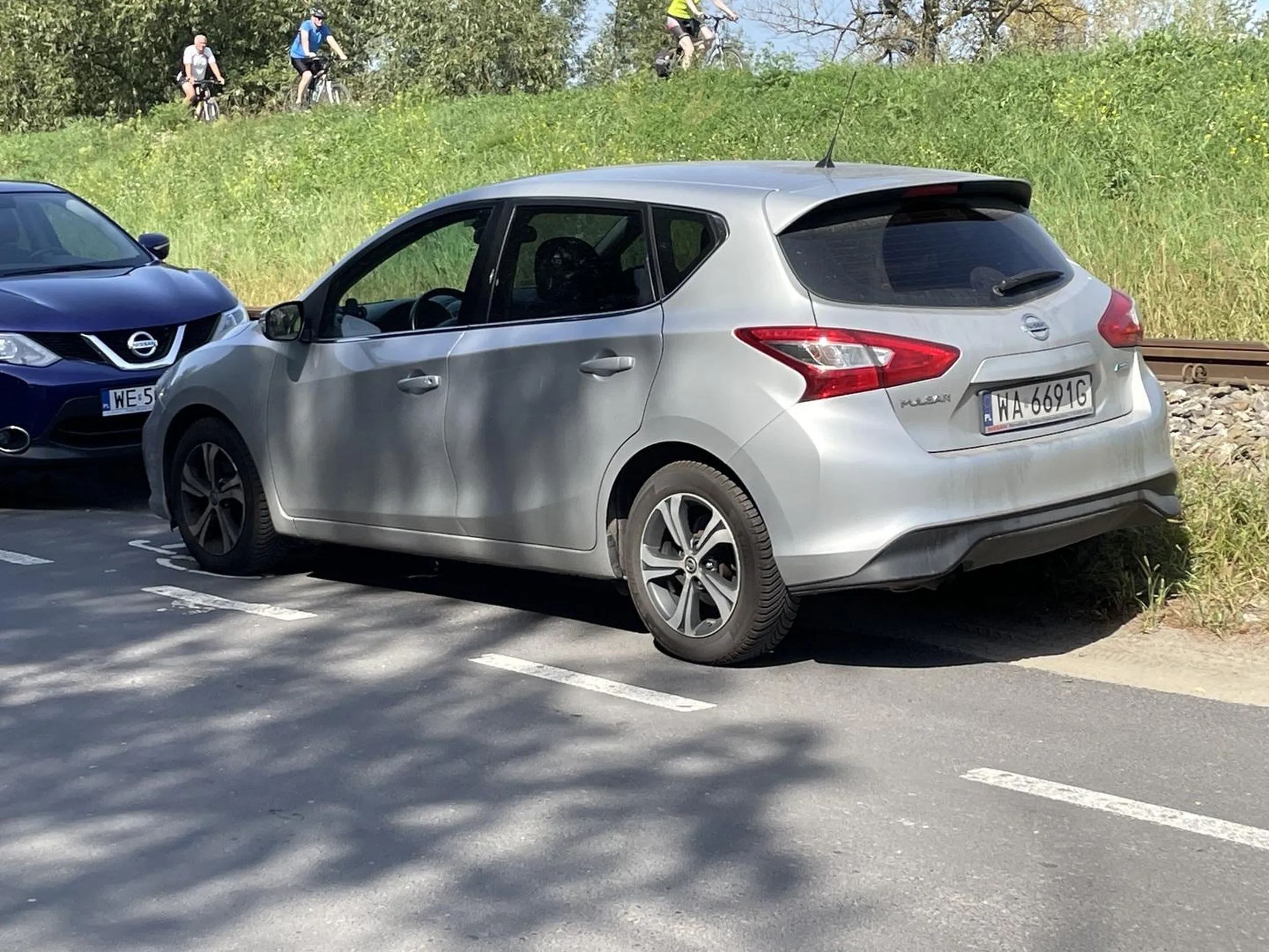 Tak się parkuje centralnie na ścieżce.