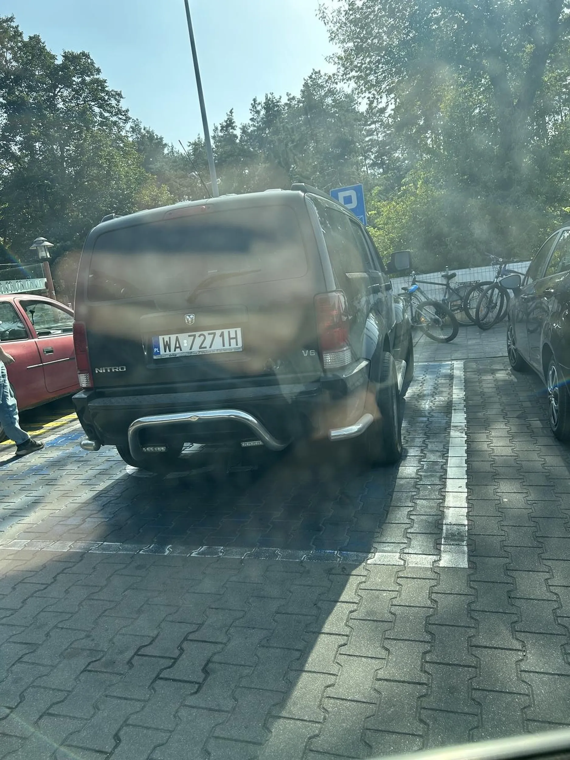 Nie polecam pana który myśli ze mu wszystko wolno :) parkowanie na miejscu dla niepełnosprawnych bez odpowiednich zezwoleń. Miejmy nadzieje ze tobie nigdy coś takiego się nie przytrafi ;) nie pozdrawiam