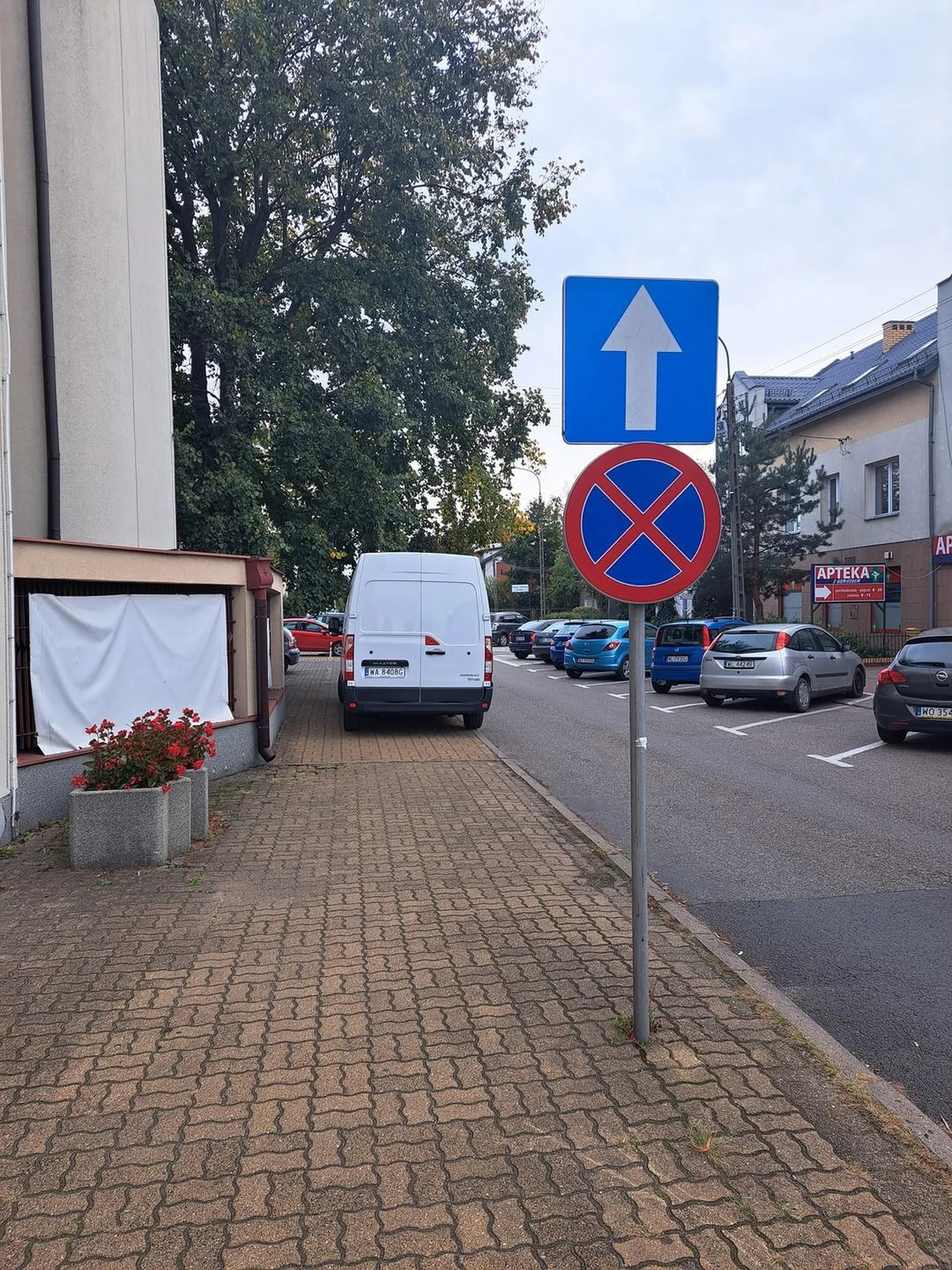 Parkuje na zakazie, dodatkowo na chodniku mając 2,5 tony. Prawie potrąciłeś osobę niepełnosprawną, która po nim szła! Oczekuj wezwania do Straży Miejskiej