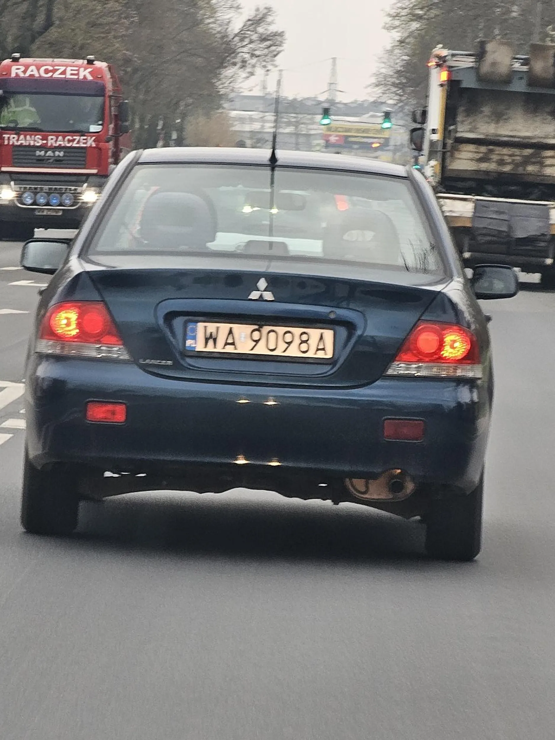 Kierowca niespełna rozumu w trakcie wyprzedzania go lewym pasem przyspiesza, a lewy pas się  kończy.