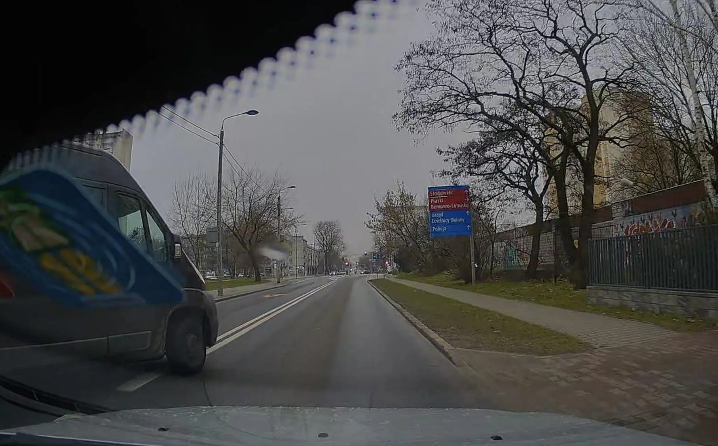 Włącza się na główną drogę nie patrząc czy coś jedzie, wyjechał przecinając korek i wielce zdziwiony, że samochody jeżdżą, wymuszacz