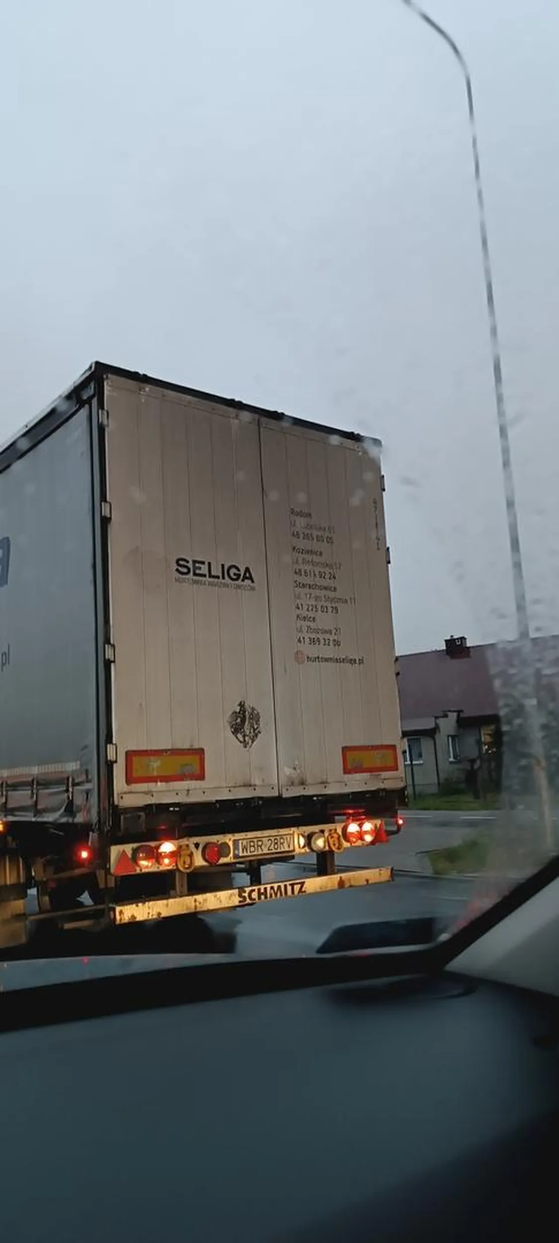 Szeryf prawego pasa który blokuje prawo skręt na ulicy Żółkiewskiego w Radomiu.