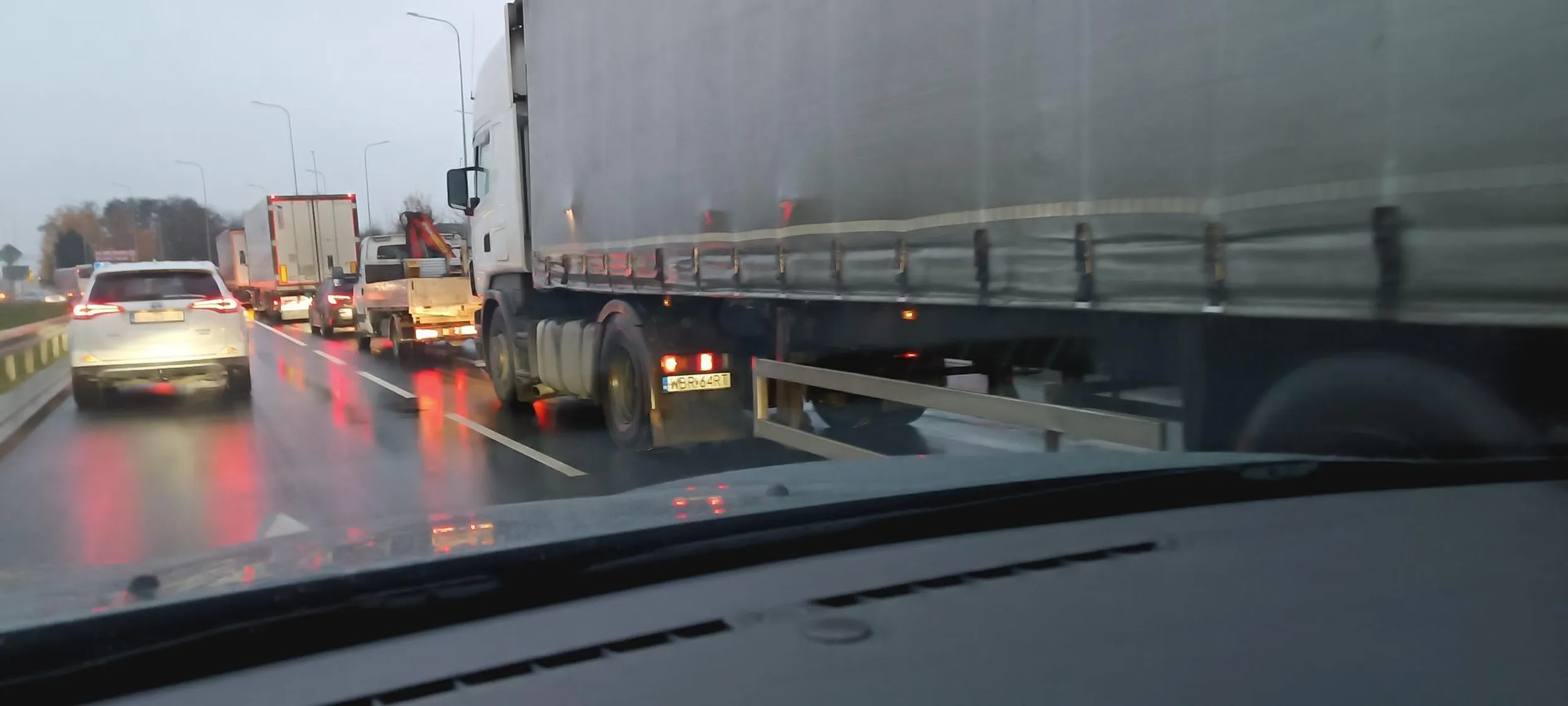 Szeryf prawego pasa który blokuje prawo skręt na ulicy Żółkiewskiego w Radomiu.