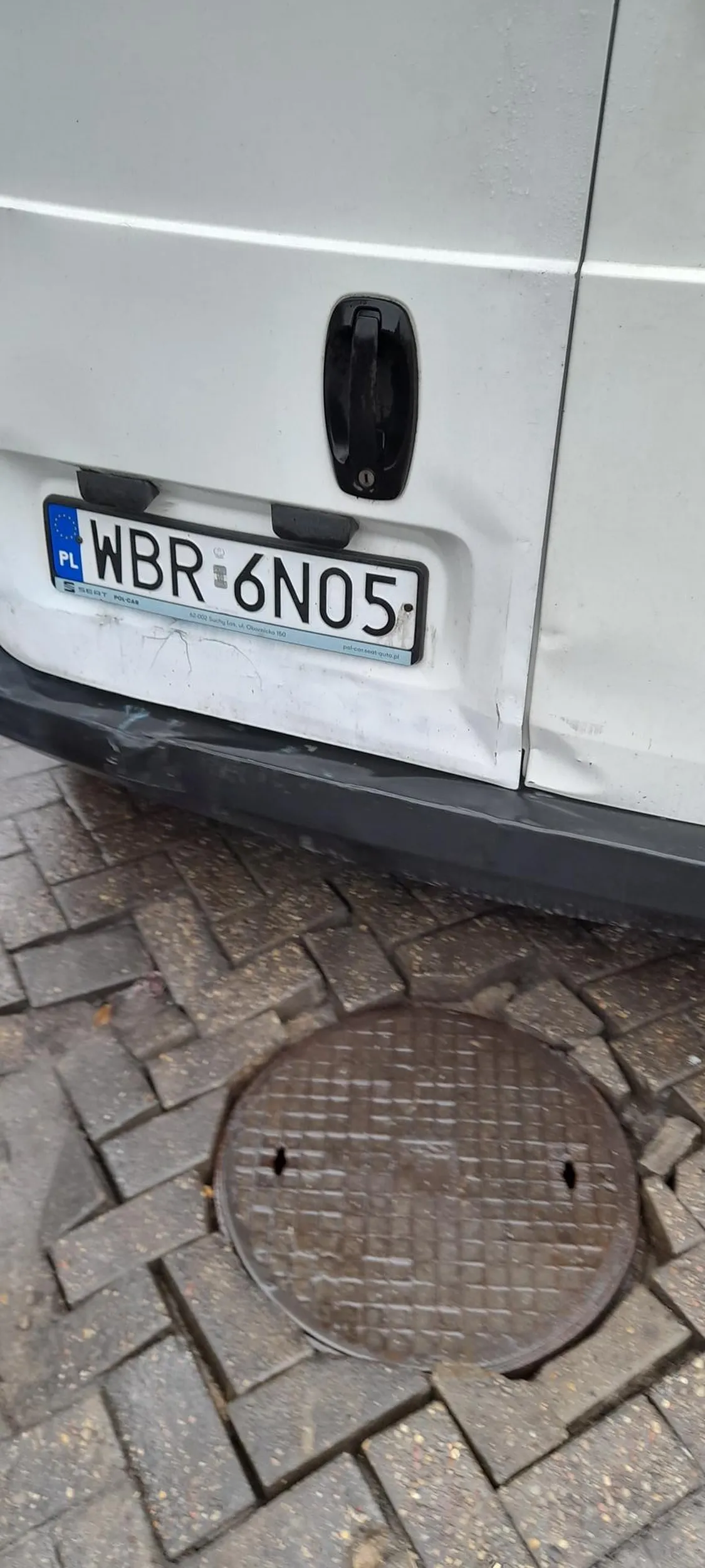 Blondynka w okularach prowadząca pojazd omija samochody stojące na światłach na skrzyżowaniu Al. Jerozolimskich i Ryżowej w Warszawie jadąc utwardzonym poboczem i parkingiem wzdłuż al. Jerozolimskich. Jedzie bardzo szybko jak na panujące warunki czyli dziury w nawierzchni i kałuże. Przejeżdża obok pieszego idącego poboczem w odległości około 20 cm ochlapując go wodą pomieszaną z jakimś błotem i ucieka z miejsca zdarzenia pomimo sygnalizowania przez pieszego aby się zatrzymała. Może nie patrzyła w lusterko. Zatrzymuje się pod sklepem 100 m dalej. Na zwróconą uwagę o jej niebezpiecznej jeździe (mogła przy takiej prędkości nie zauważyć pieszego) bezczelnie twierdzi że widziała pieszego ale pomimo że go ochlapała olała to i pojechała dalej. Na zwróconą uwagę, że za takie wykroczenie grozi jej mandat stwierdza że jak pieszy chce to może sobie dzwonić na policję bo ona jest zawodowym kierowcą ( tak jakby to miało jej dawać prawo do pirackiej jazdy i lekceważenia ludzi) i nie zamierzała nawet