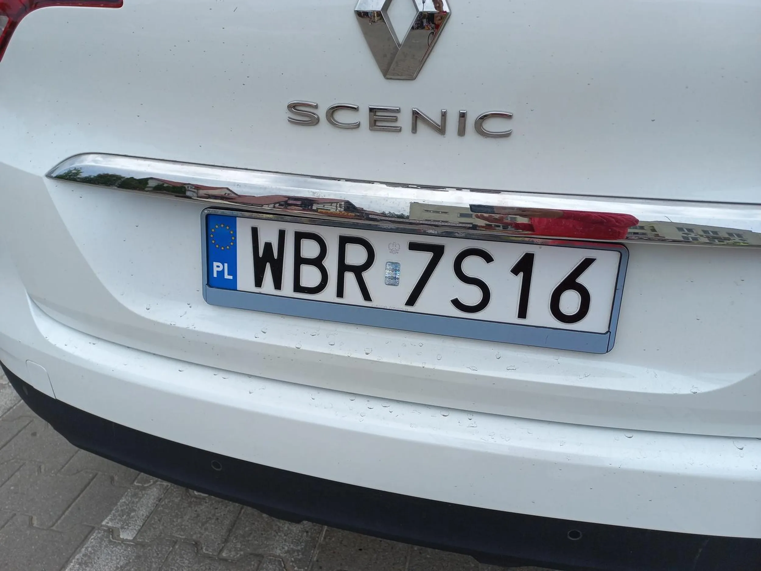 Kierowca zaparkował na przejściu dla pierwszych