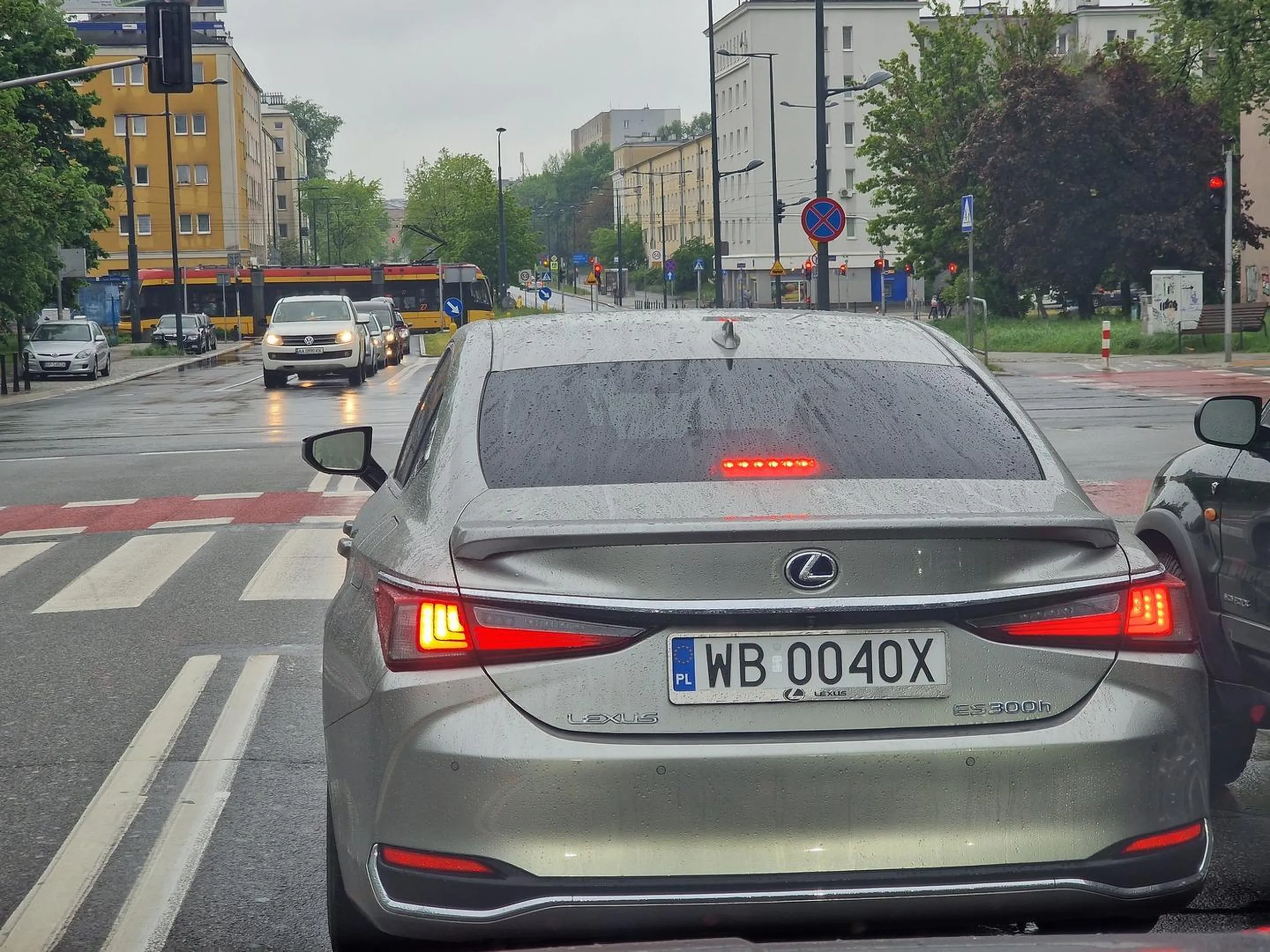 Wariat zakierownicą. zajeżdża drogę. Wciska się na milimetry zagrażając bezpieczeństwu innych kierowców. Uważajcie na niego.