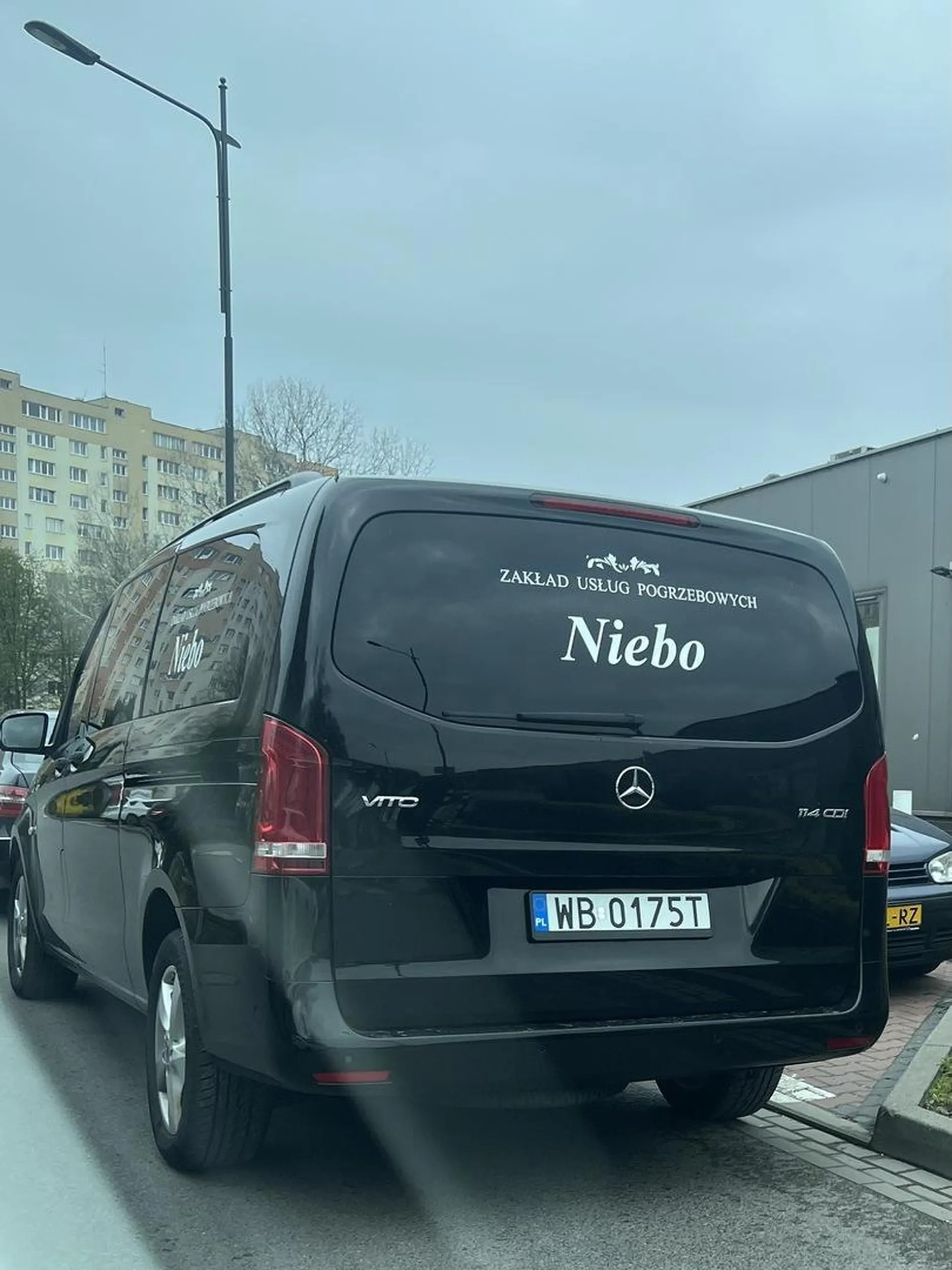 Środek ulicy, naprzeciwko wyjazdu z garażu to nie jest miejsce parkingowe. Do tego zastawiając inne auta które stoją prawidłowo. Nie ma znaczenia na jak długo. Warszawa, ulica Wergiliusza, 18 kwietnia 23 9:20