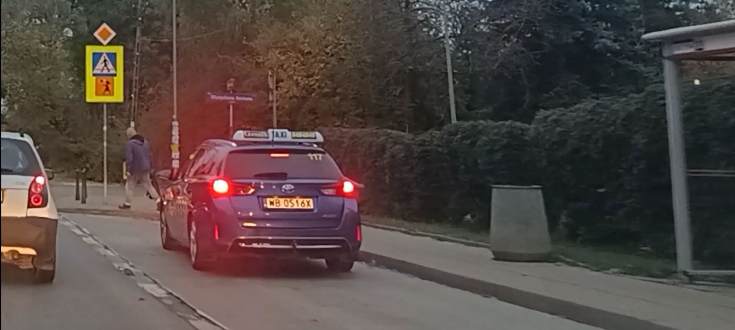 Agresywnie wjeżdża na rondo, nie używa kierunkowskazów przy zmianie kierunku jazdy, parkuje w zatokach autobusowych, przekracza prędkość w miejscu gdzie ograniczono je do 40km/h.