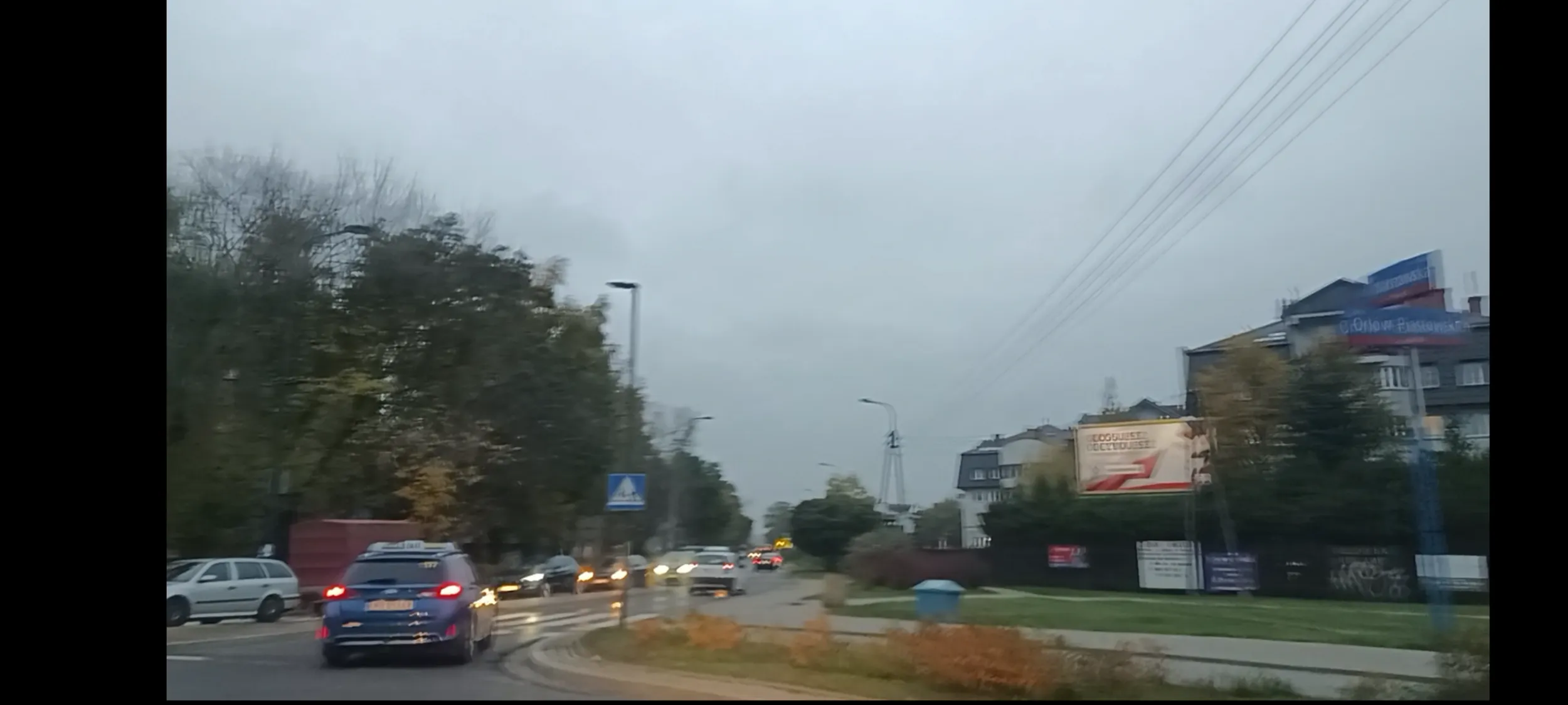 Agresywnie wjeżdża na rondo, nie używa kierunkowskazów przy zmianie kierunku jazdy, parkuje w zatokach autobusowych, przekracza prędkość w miejscu gdzie ograniczono je do 40km/h.