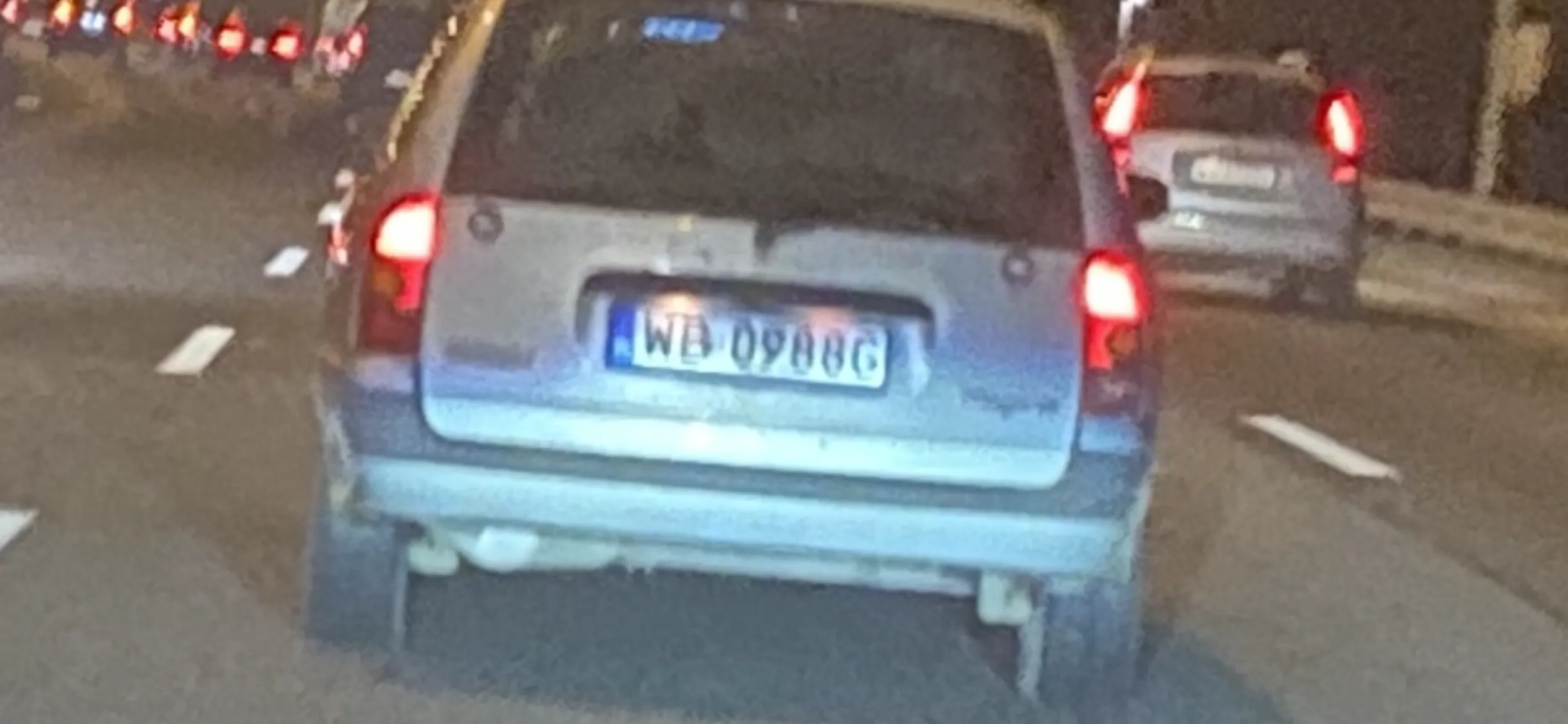 Kmiot zepchnął mnie na ogrodzenie na poboczu przy zmianie pasa. Zasymulował zatrzymanie a potem .... uciekł. Gnój nagrany