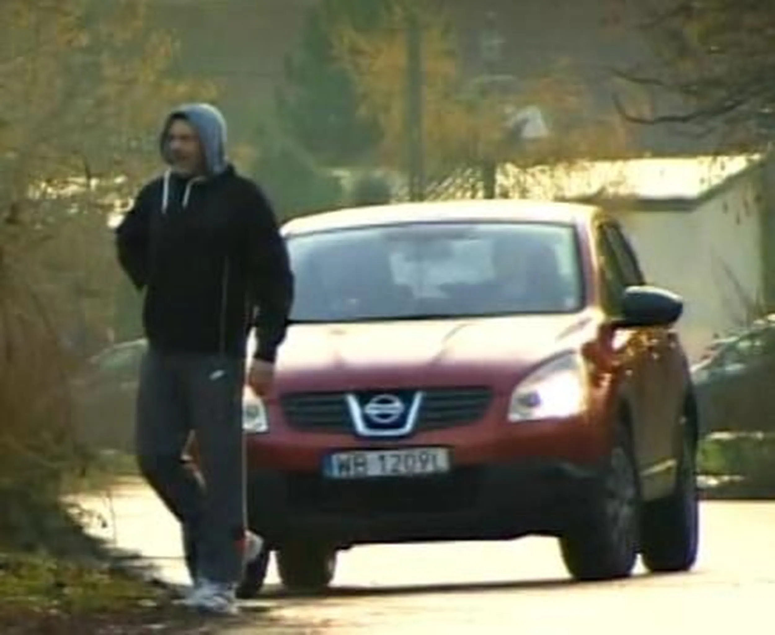 Ten kierowca jest nienormalny prawie potrącił człowieka wjeżdzając na posesje