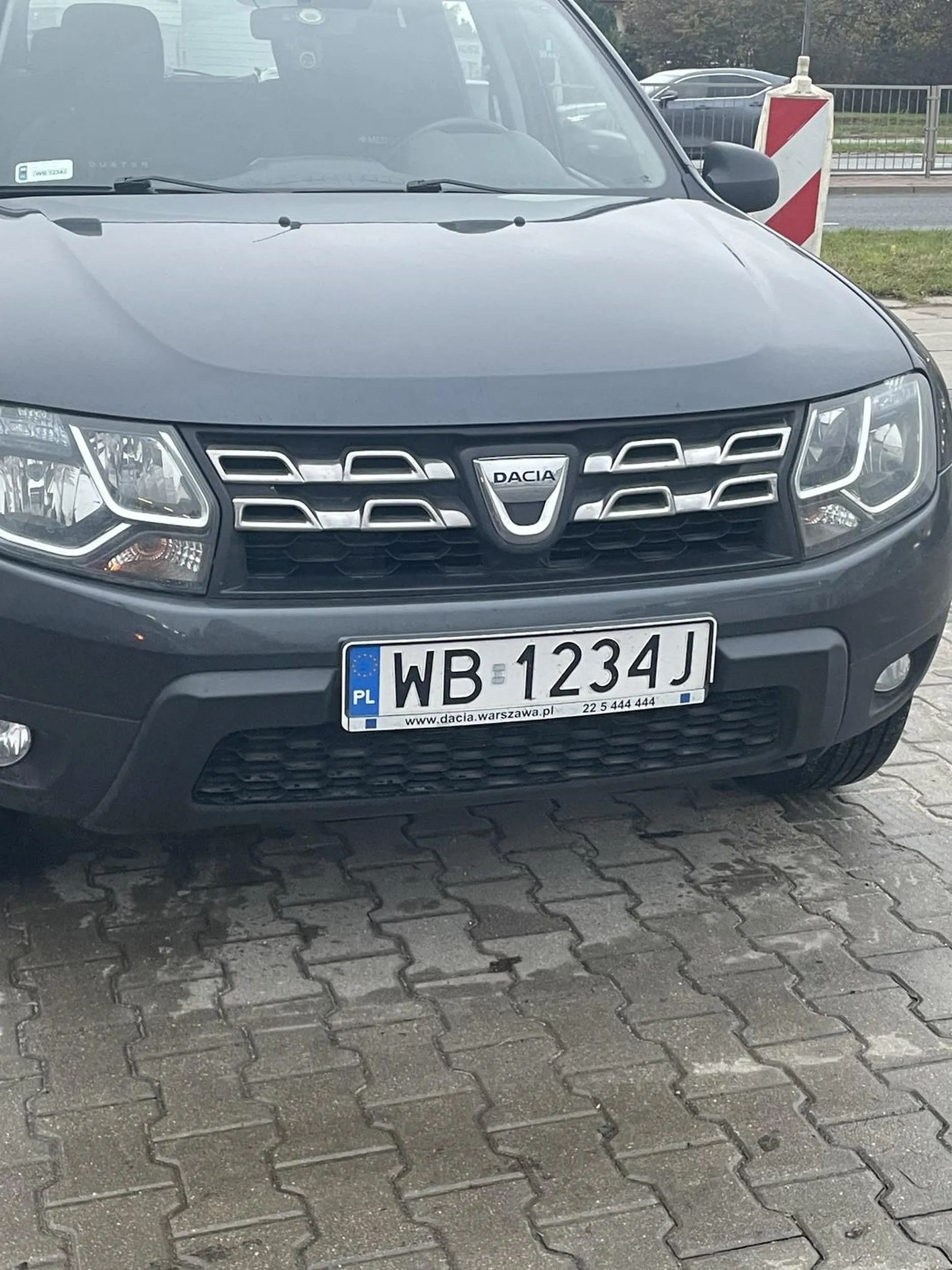 Pan bardzo bezczelny, po uderzeniu mojego samochodu, przy parkowaniu zaczął się wydzierać na mnie że to moja wina, bo za blisko podjechałam (stanęłam za nim bo się zatrzymał, a za mną drugie auto więc nie miałam opcji się cofnąć do tyłu) Pan nie umie parkować, i nie umie rozwiązać niczego rozmowa tylko krzykami.