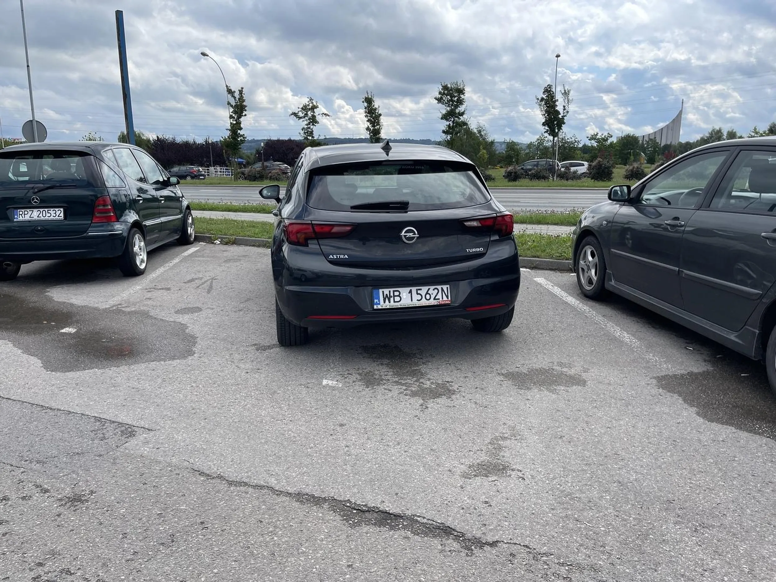 Świetny kierowca, bardzo dobrze parkuje, a martwi się jeszcze o swoje auto i na prośbę o przestawienie odpowiada, ze nikt jej FURY nie porysuje. Może i nie porysował, ale słabe opony ma bo powietrze ucieka.