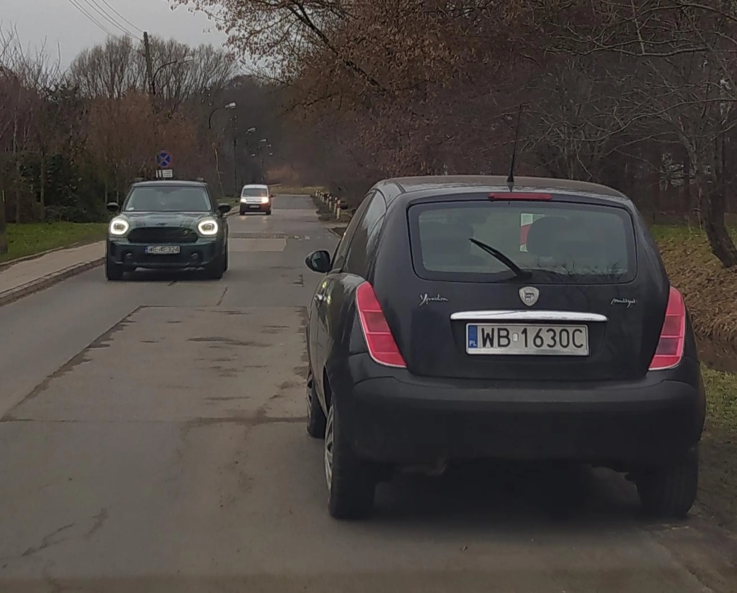 Imbecyl zostawił auto na środku ulicy Piaseczyńskiej. Stoi już czwarty dzień utrudniając przejazd innym uczestnikom ruchu. Jazda na mijankę. Zapewne w piątek zabierze jak będzie jechał do ojców.