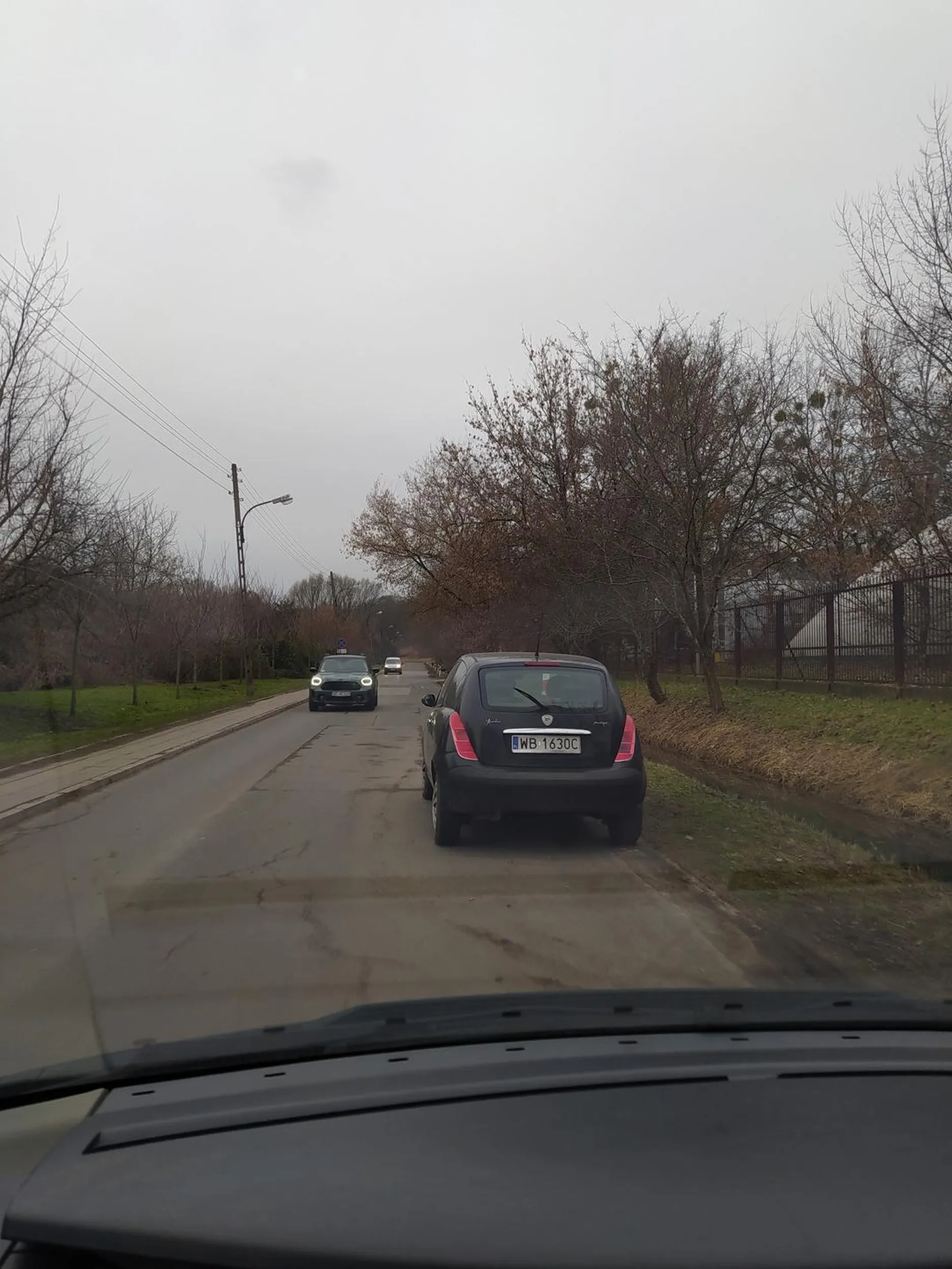 Imbecyl zostawił auto na środku ulicy Piaseczyńskiej. Stoi już czwarty dzień utrudniając przejazd innym uczestnikom ruchu. Jazda na mijankę. Zapewne w piątek zabierze jak będzie jechał do ojców.