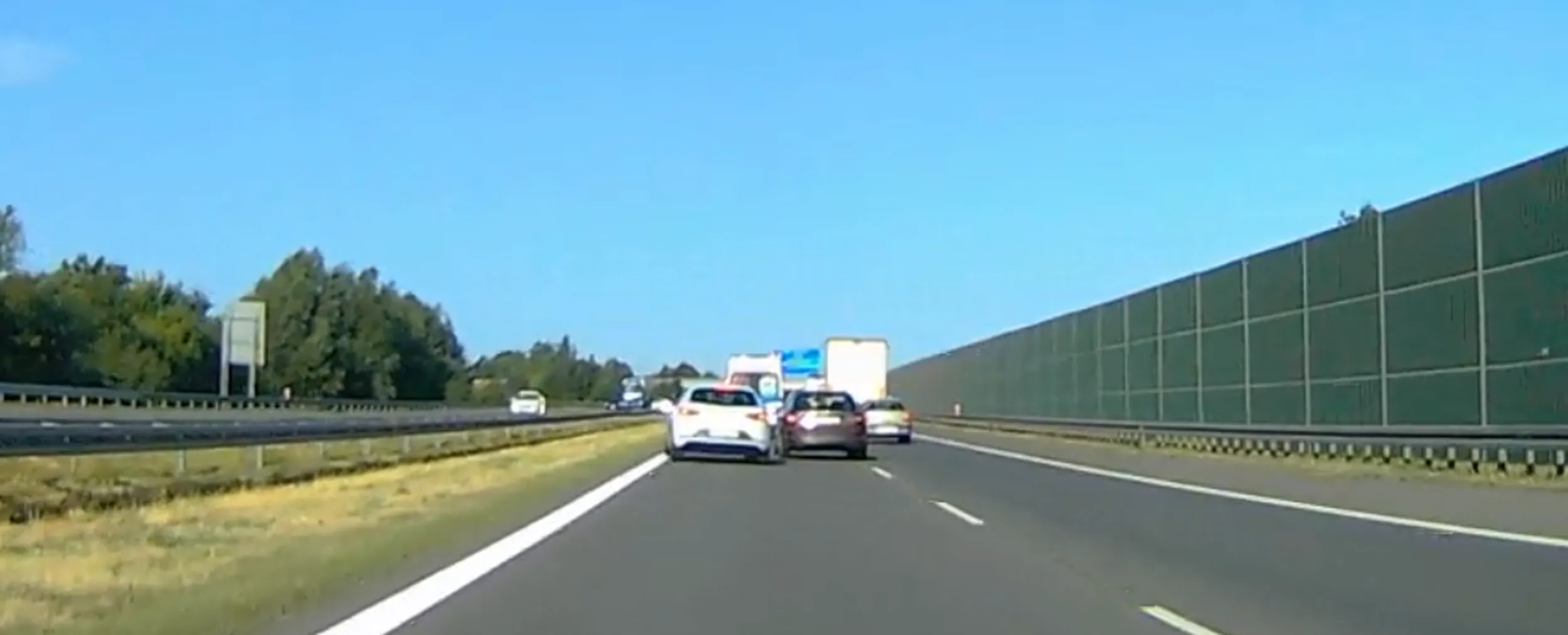 Normalnie mistrz kierownicy nie spojrzy w lusterko a juz sie wbija na lewy pas