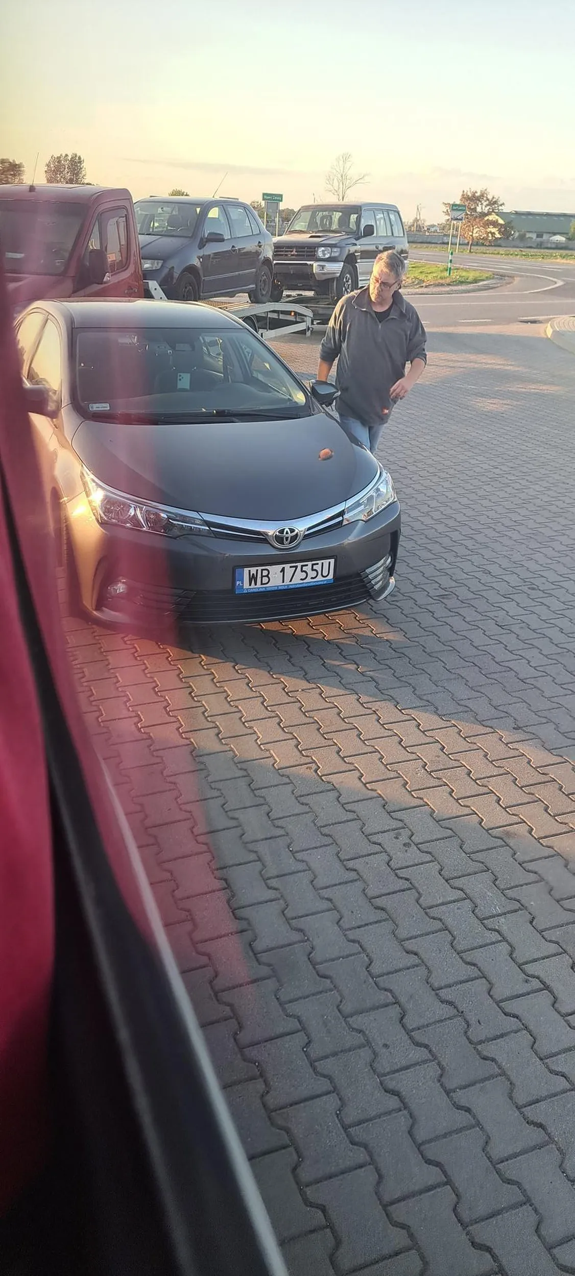 Smiec nie umie zdecydowac sie na jaka stacje wjechac